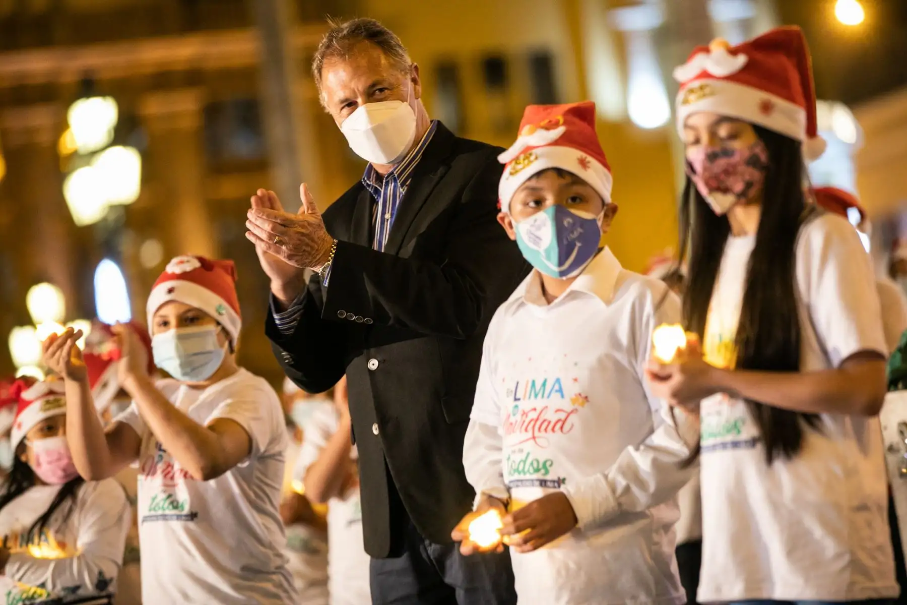 El alcalde de Lima, Jorge Muñoz, y niños de 43 distritos encendieron el Árbol de Todos en la Plaza Mayor. Foto: Municipalidad de Lima