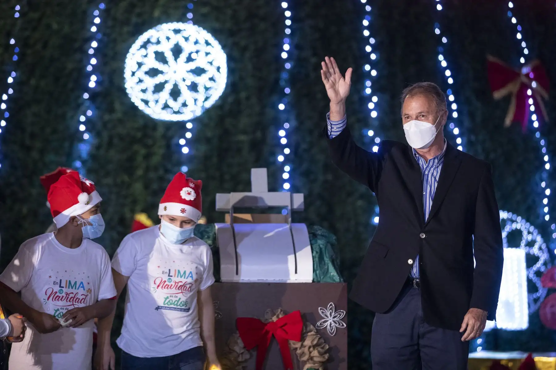 El alcalde de Lima, Jorge Muñoz, y niños de 43 distritos encendieron el Árbol de Todos en la Plaza Mayor. Foto: Municipalidad de Lima