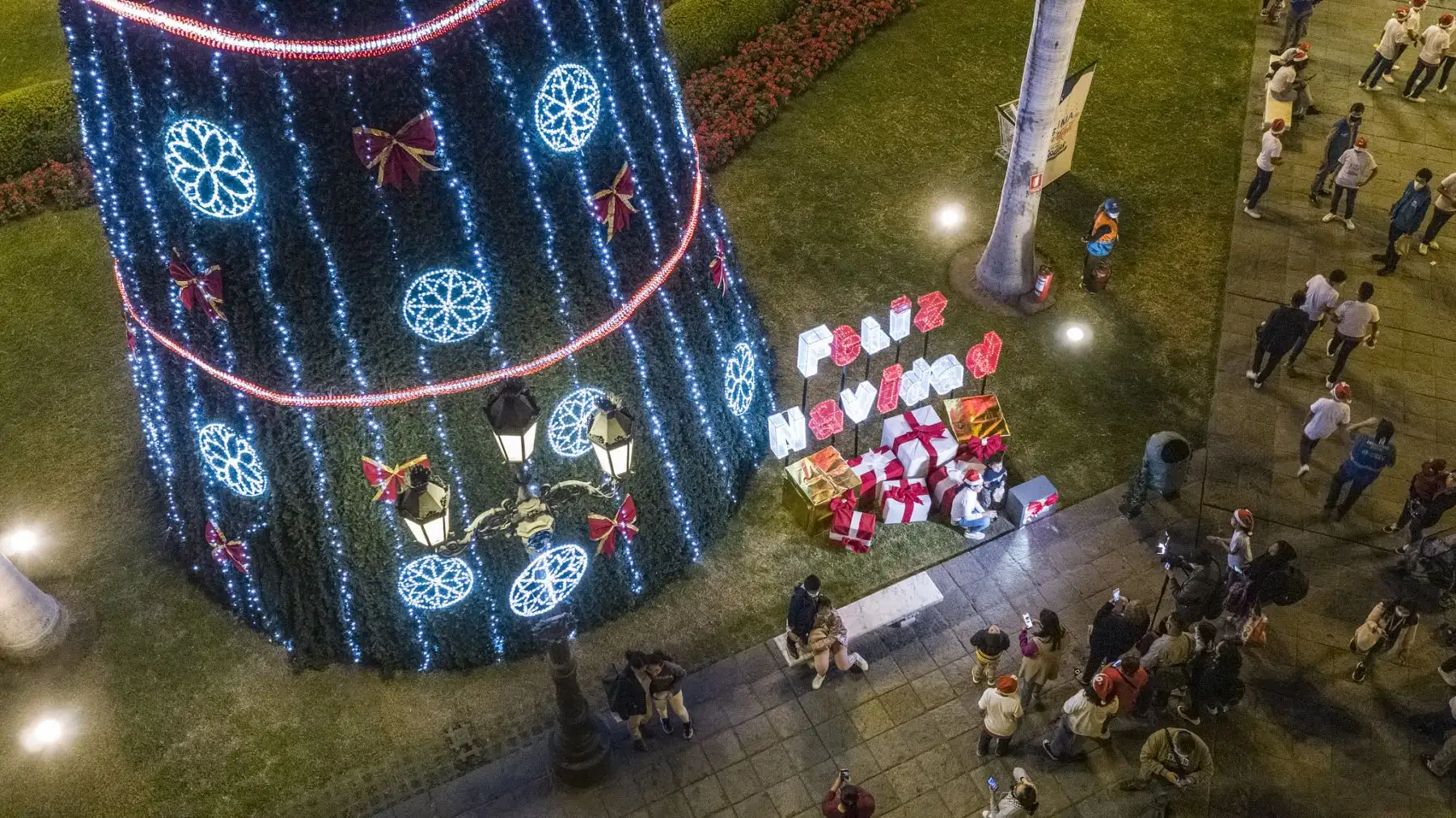 El alcalde de Lima, Jorge Muñoz, y niños de 43 distritos encendieron el Árbol de Todos en la Plaza Mayor. Foto: Municipalidad de Lima