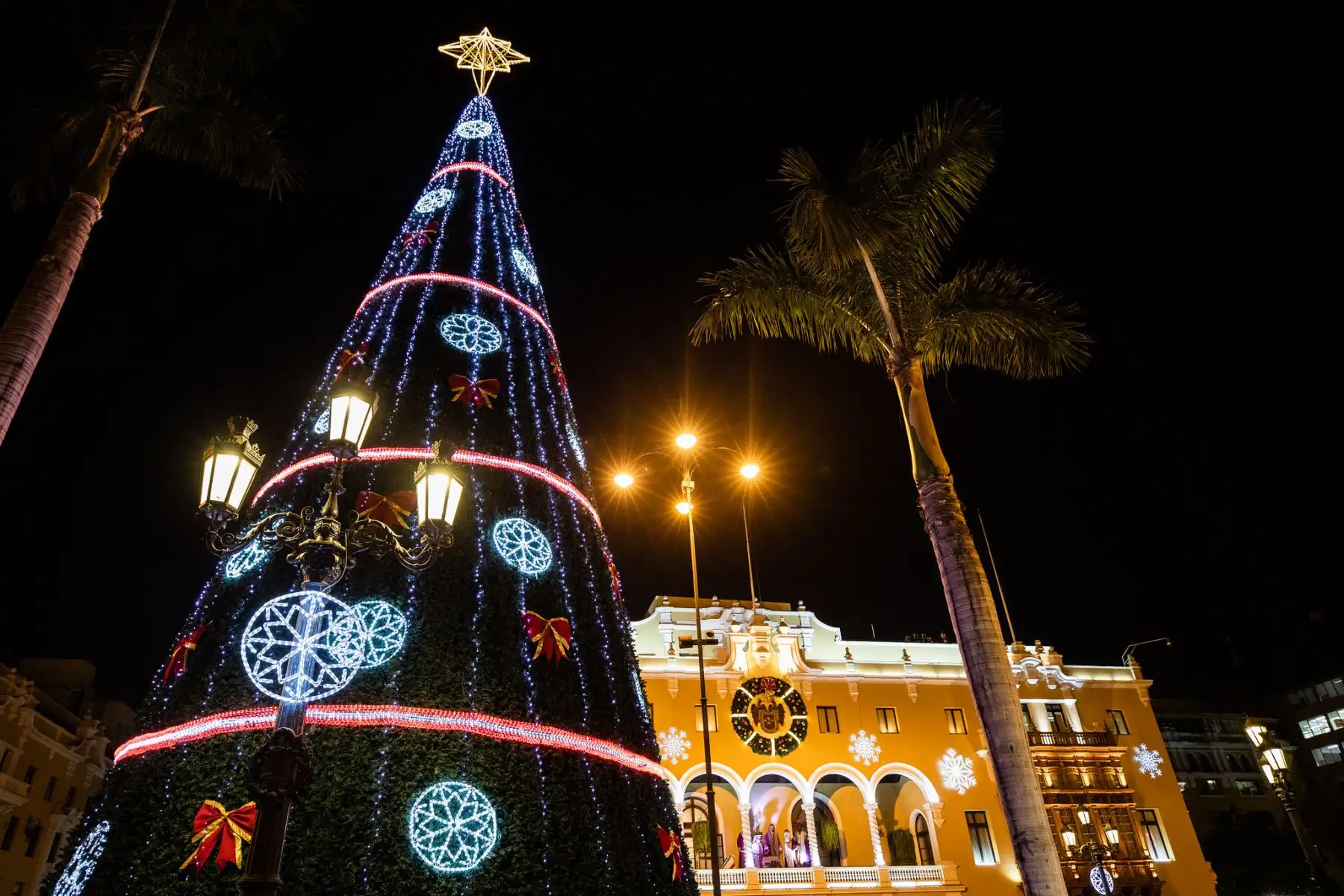 El alcalde de Lima, Jorge Muñoz, y niños de 43 distritos encendieron el Árbol de Todos en la Plaza Mayor. Foto: Municipalidad de Lima