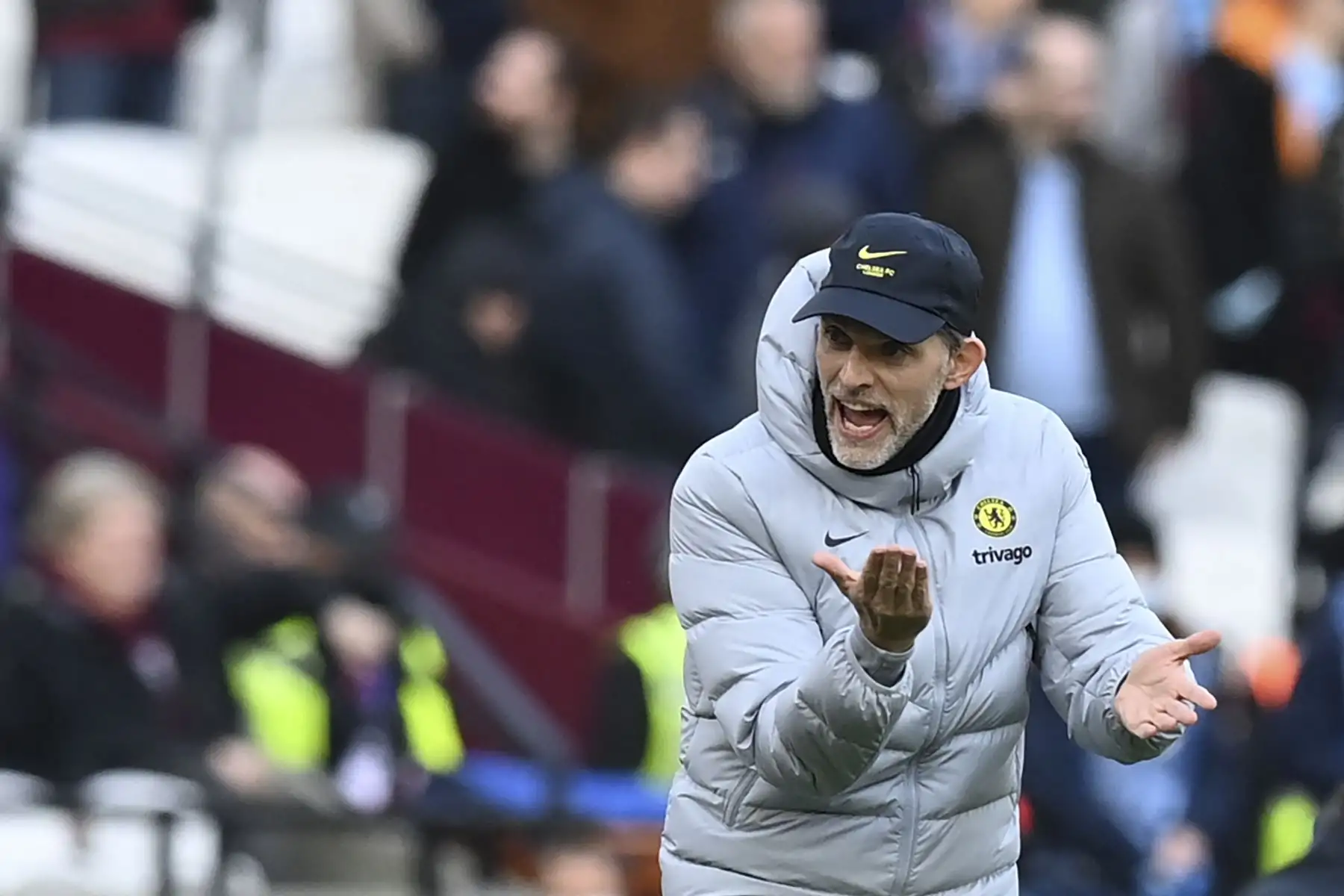 El entrenador alemán del Chelsea, Thomas Tuchel, hace gestos desde las líneas laterales durante el partido de la Premier League. Foto: AFP
