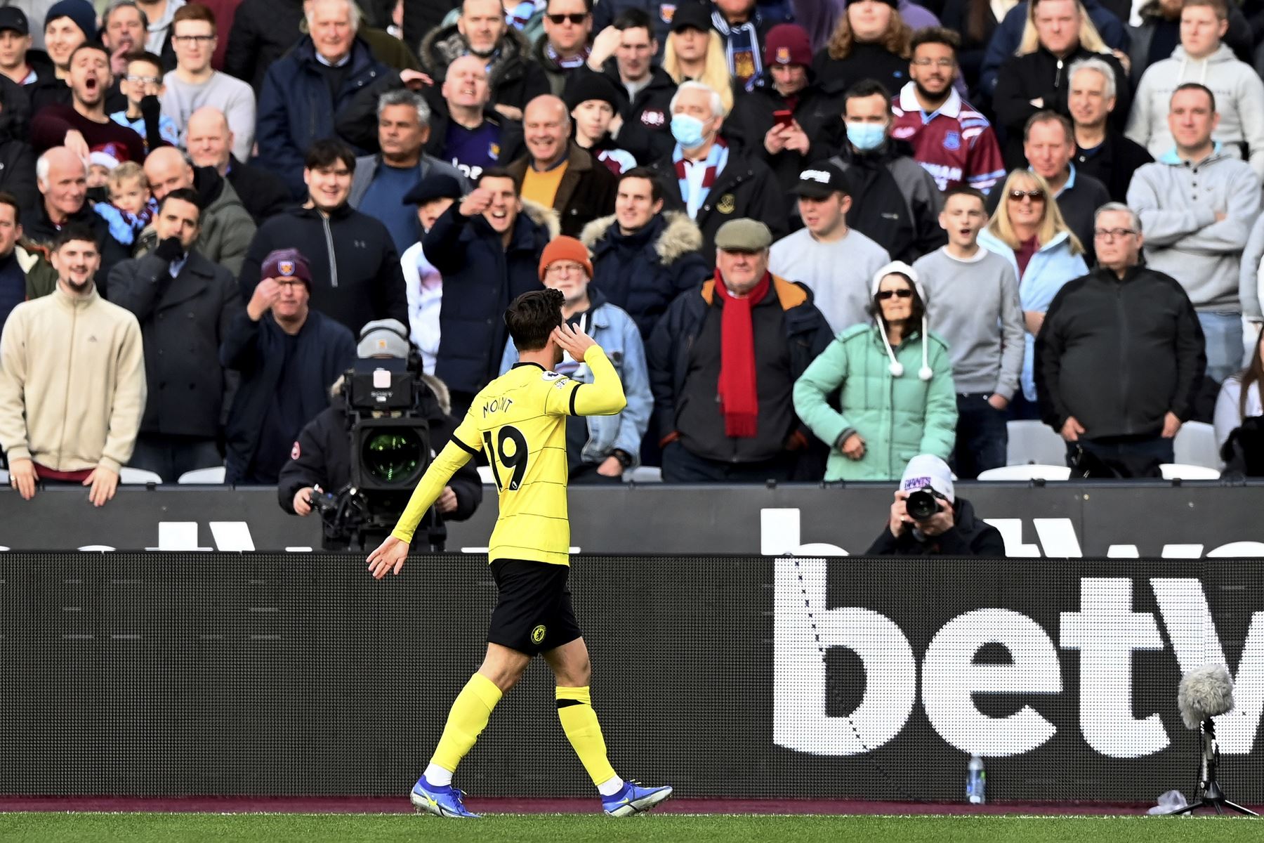 Mason Mount del Chelsea reacciona tras marcar el 2-1 de ventaja durante el partido de la Premier League. Foto: AFP