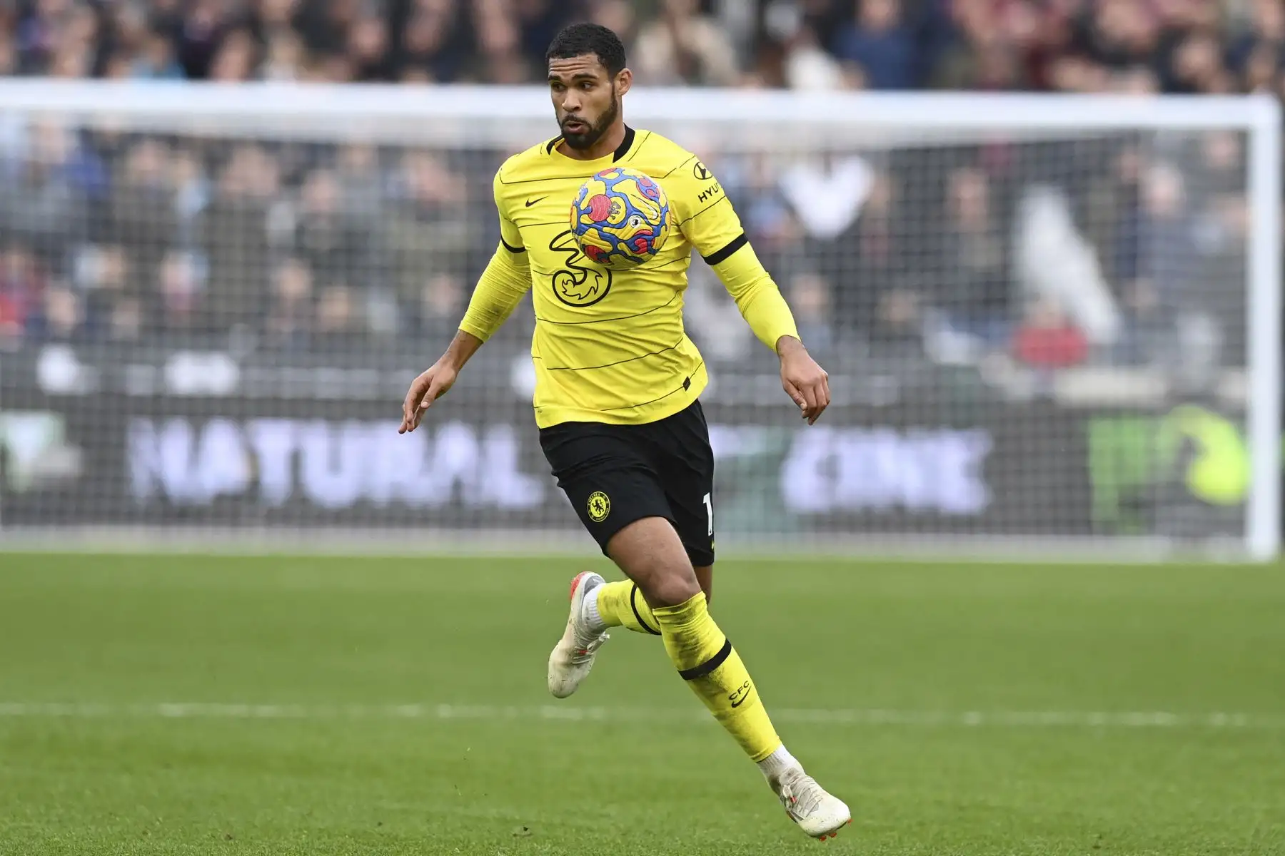 El centrocampista inglés del Chelsea Ruben Loftus-Cheek controla el balón durante el partido de la Premier League. Foto: AFP