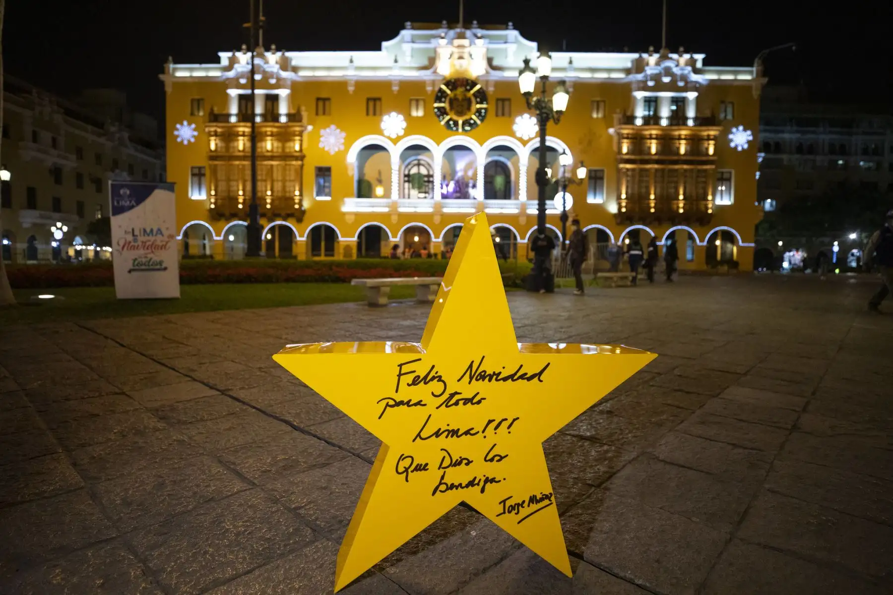 El alcalde de Lima, Jorge Muñoz, y niños de 43 distritos encendieron el Árbol de Todos en la Plaza Mayor. Foto: Municipalidad de Lima