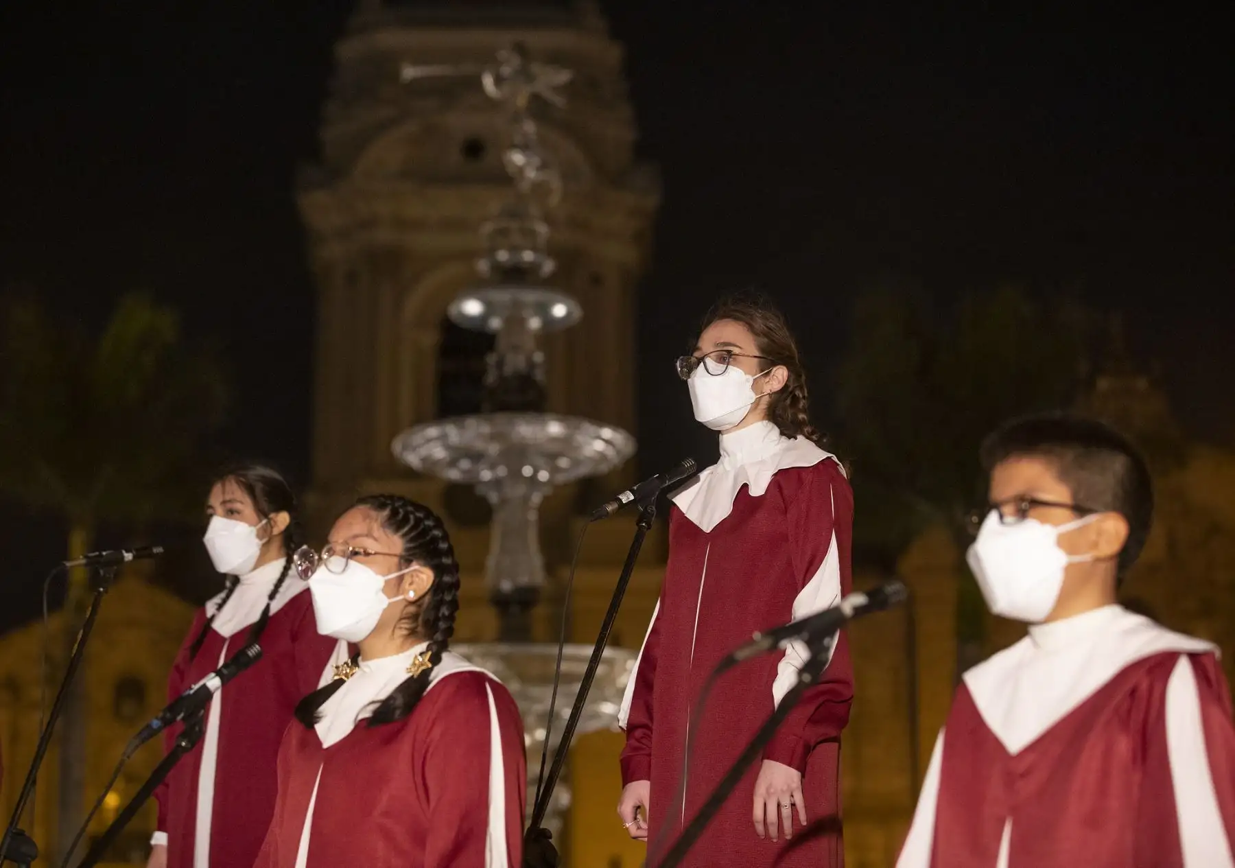 El alcalde de Lima, Jorge Muñoz, y niños de 43 distritos encendieron el Árbol de Todos en la Plaza Mayor. Foto: Municipalidad de Lima