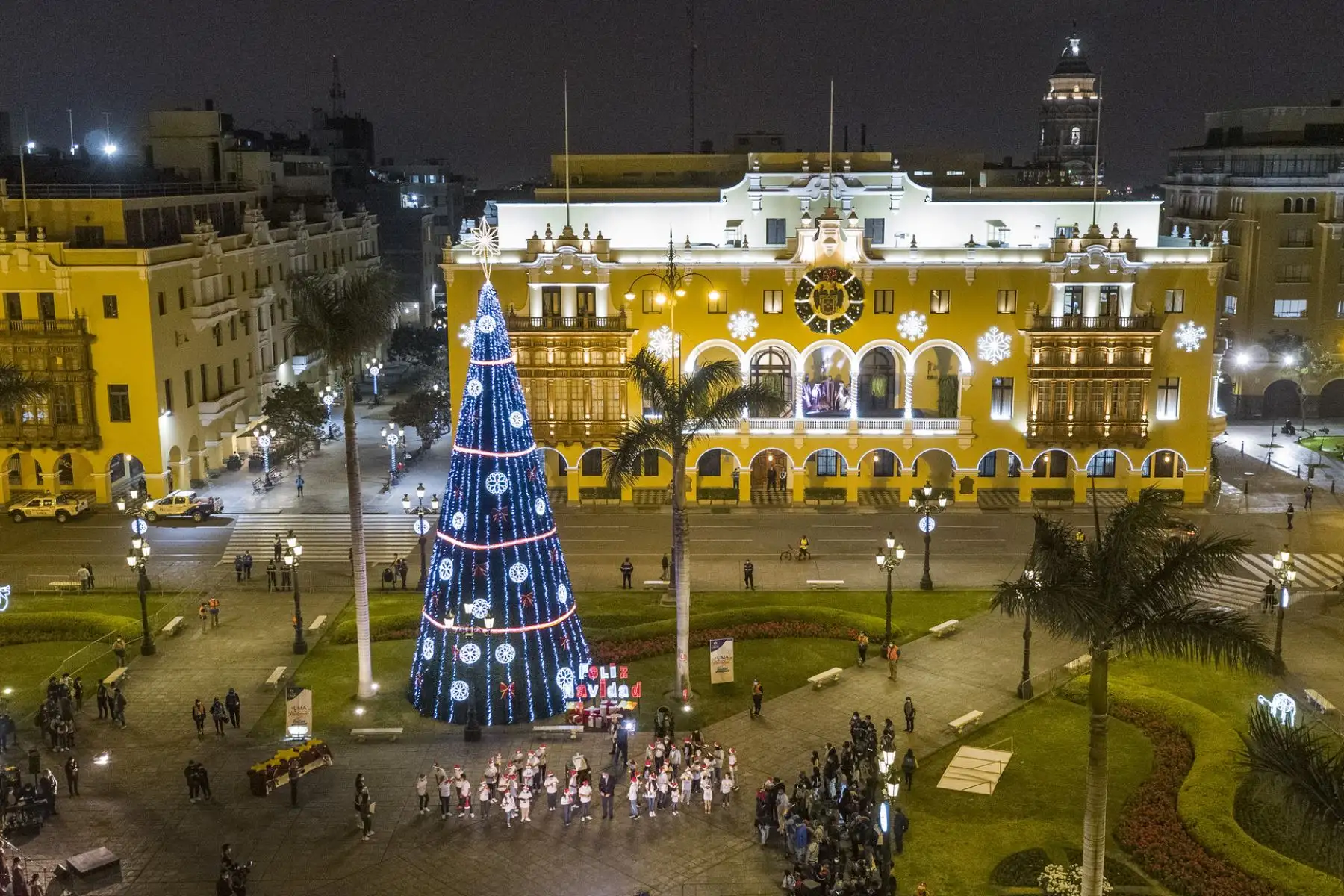 El alcalde de Lima, Jorge Muñoz, y niños de 43 distritos encendieron el Árbol de Todos en la Plaza Mayor. Foto: Municipalidad de Lima
