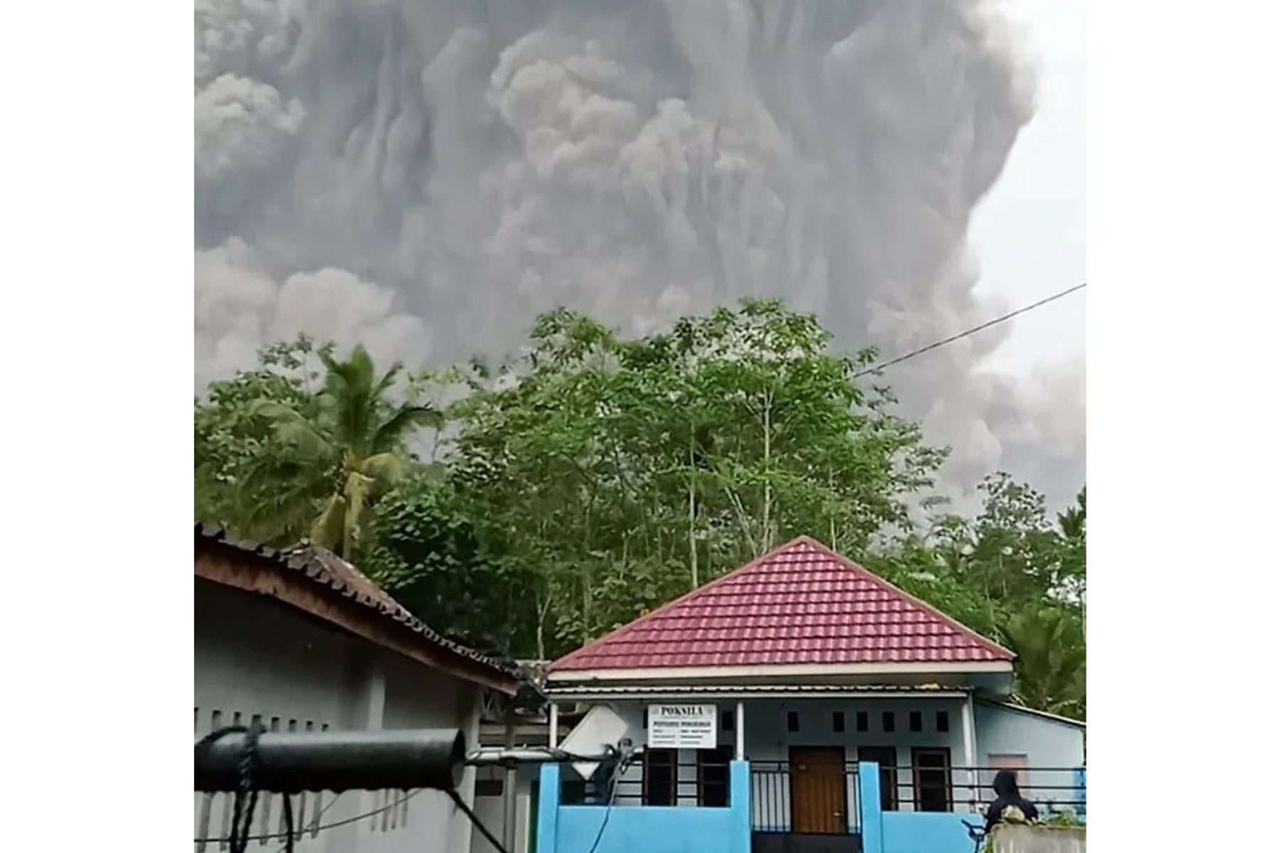 Volcán Semeru erupción en Indonesia dejando más de 40 heridos. Foto: AFP