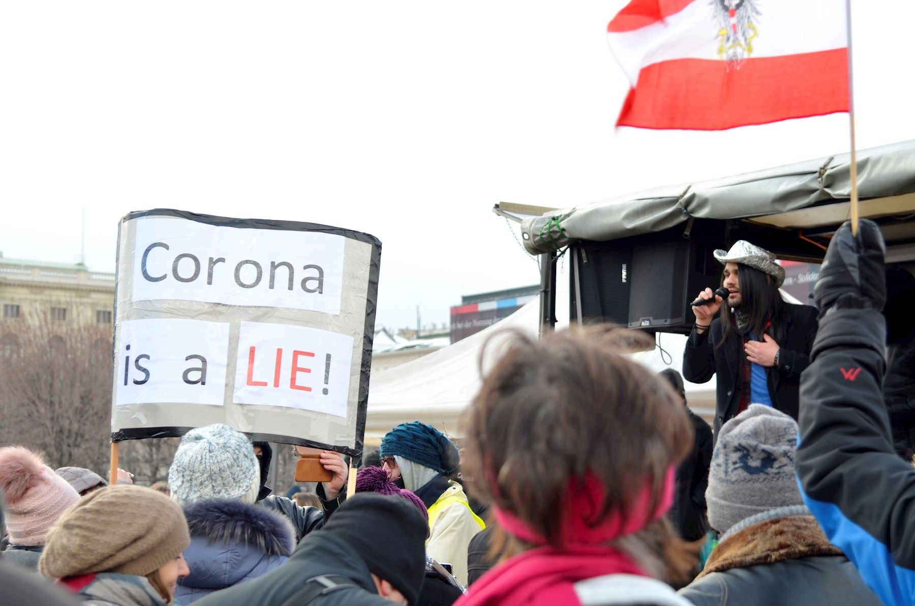 Miles protestan en la calle de Viena, Austria, contra el coronavirus