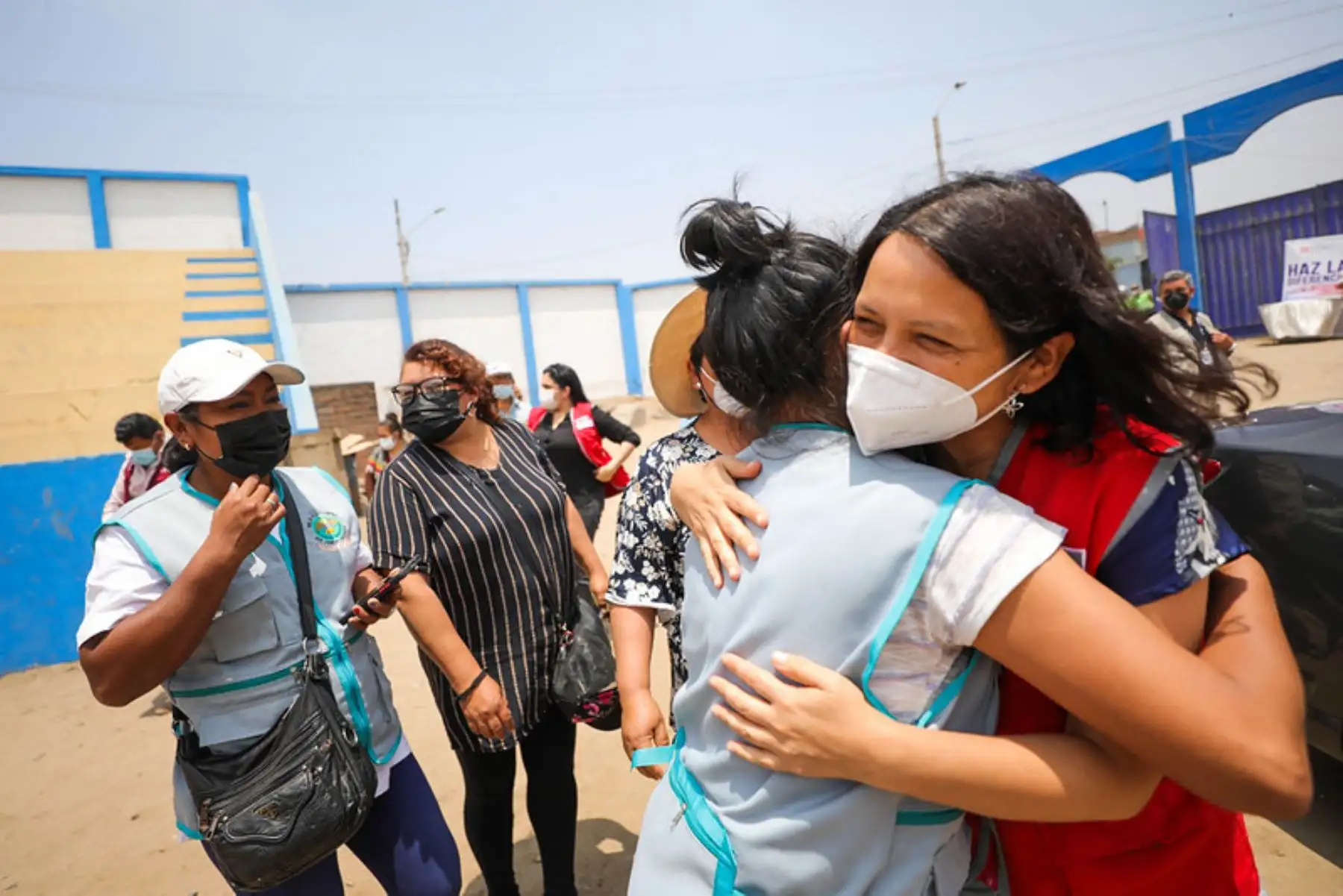 Hoy se vivió una emotiva jornada en el Estadio 15 de enero de San Juan de Lurigancho, cuando la ministra de la Mujer, Anahí Durand, presidió el II Encuentro presencial de la Red de Ollas Comunes de Lima Metropolitana. Foto: Ministerio de la Mujer