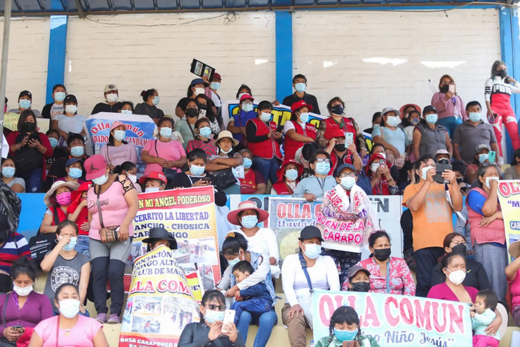 Hoy se vivió una emotiva jornada en el Estadio 15 de enero de San Juan de Lurigancho, cuando la ministra de la Mujer, Anahí Durand, presidió el II Encuentro presencial de la Red de Ollas Comunes de Lima Metropolitana. Foto: Ministerio de la Mujer