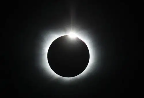 Eclipse solar total oscurece el día eterno del verano austral en la Antártida.
