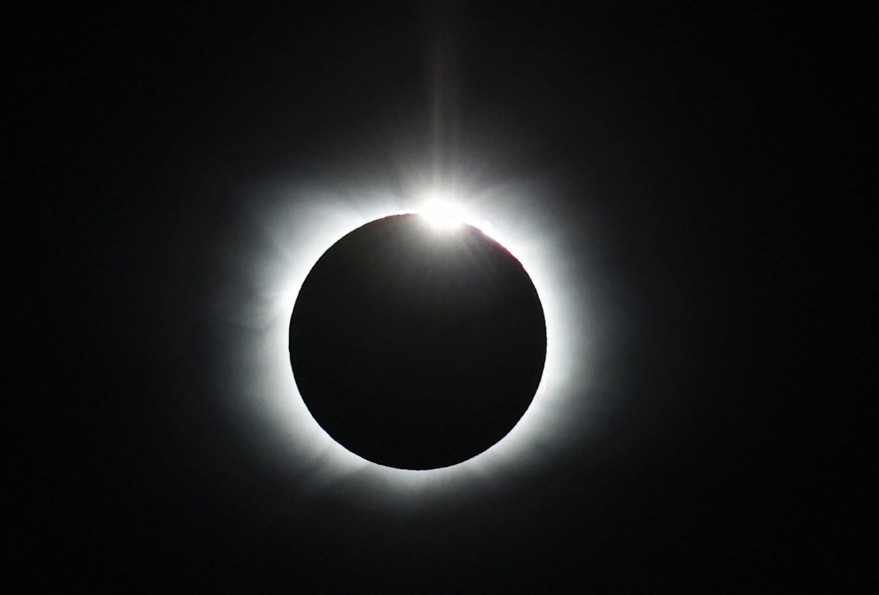 Eclipse solar total oscurece el día eterno del verano austral en la Antártida.
