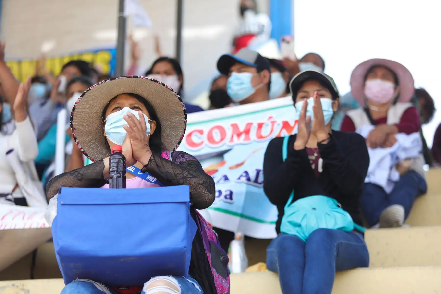 Hoy se vivió una emotiva jornada en el Estadio 15 de enero de San Juan de Lurigancho, cuando la ministra de la Mujer, Anahí Durand, presidió el II Encuentro presencial de la Red de Ollas Comunes de Lima Metropolitana. Foto: Ministerio de la Mujer