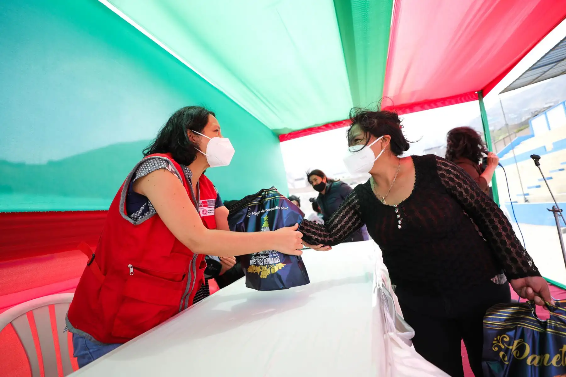 Hoy se vivió una emotiva jornada en el Estadio 15 de enero de San Juan de Lurigancho, cuando la ministra de la Mujer, Anahí Durand, presidió el II Encuentro presencial de la Red de Ollas Comunes de Lima Metropolitana. Foto: Ministerio de la Mujer