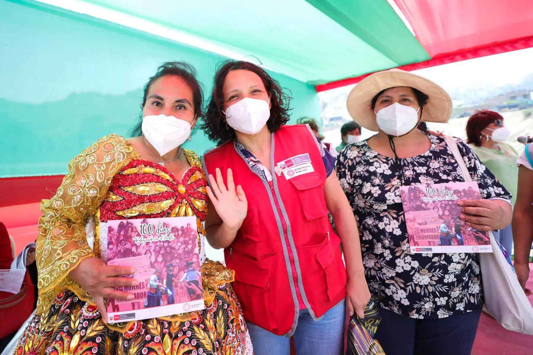 Hoy se vivió una emotiva jornada en el Estadio 15 de enero de San Juan de Lurigancho, cuando la ministra de la Mujer, Anahí Durand, presidió el II Encuentro presencial de la Red de Ollas Comunes de Lima Metropolitana. Foto: Ministerio de la Mujer