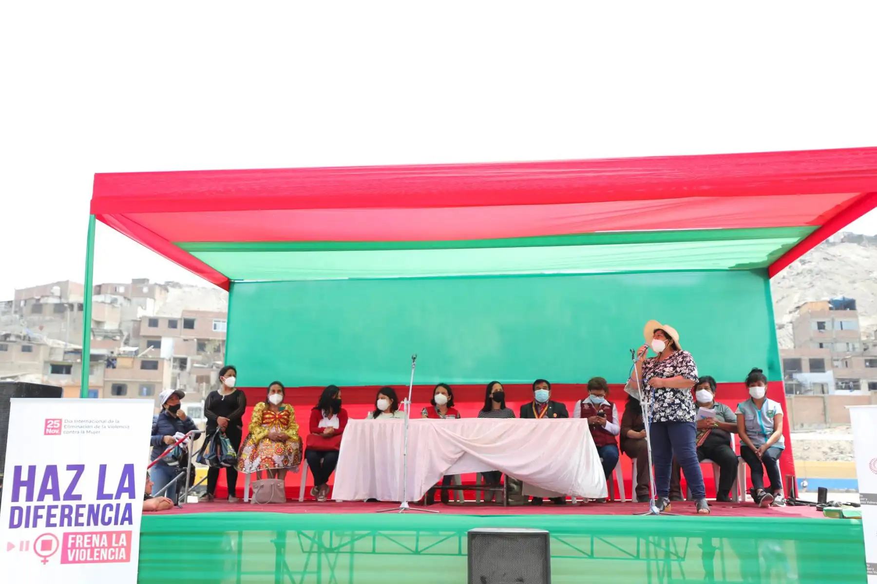 Hoy se vivió una emotiva jornada en el Estadio 15 de enero de San Juan de Lurigancho, cuando la ministra de la Mujer, Anahí Durand, presidió el II Encuentro presencial de la Red de Ollas Comunes de Lima Metropolitana. Foto: Ministerio de la Mujer