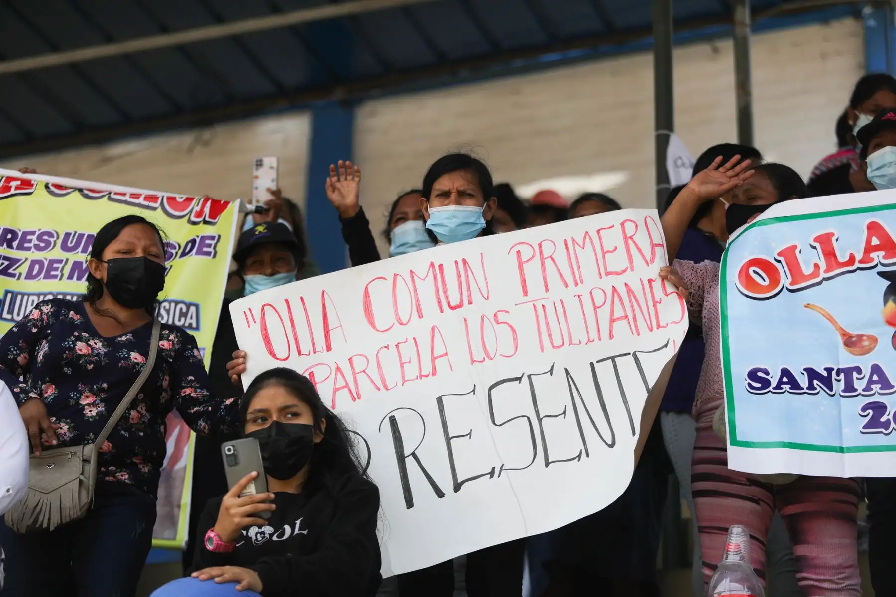 Hoy se vivió una emotiva jornada en el Estadio 15 de enero de San Juan de Lurigancho, cuando la ministra de la Mujer, Anahí Durand, presidió el II Encuentro presencial de la Red de Ollas Comunes de Lima Metropolitana. Foto: Ministerio de la Mujer