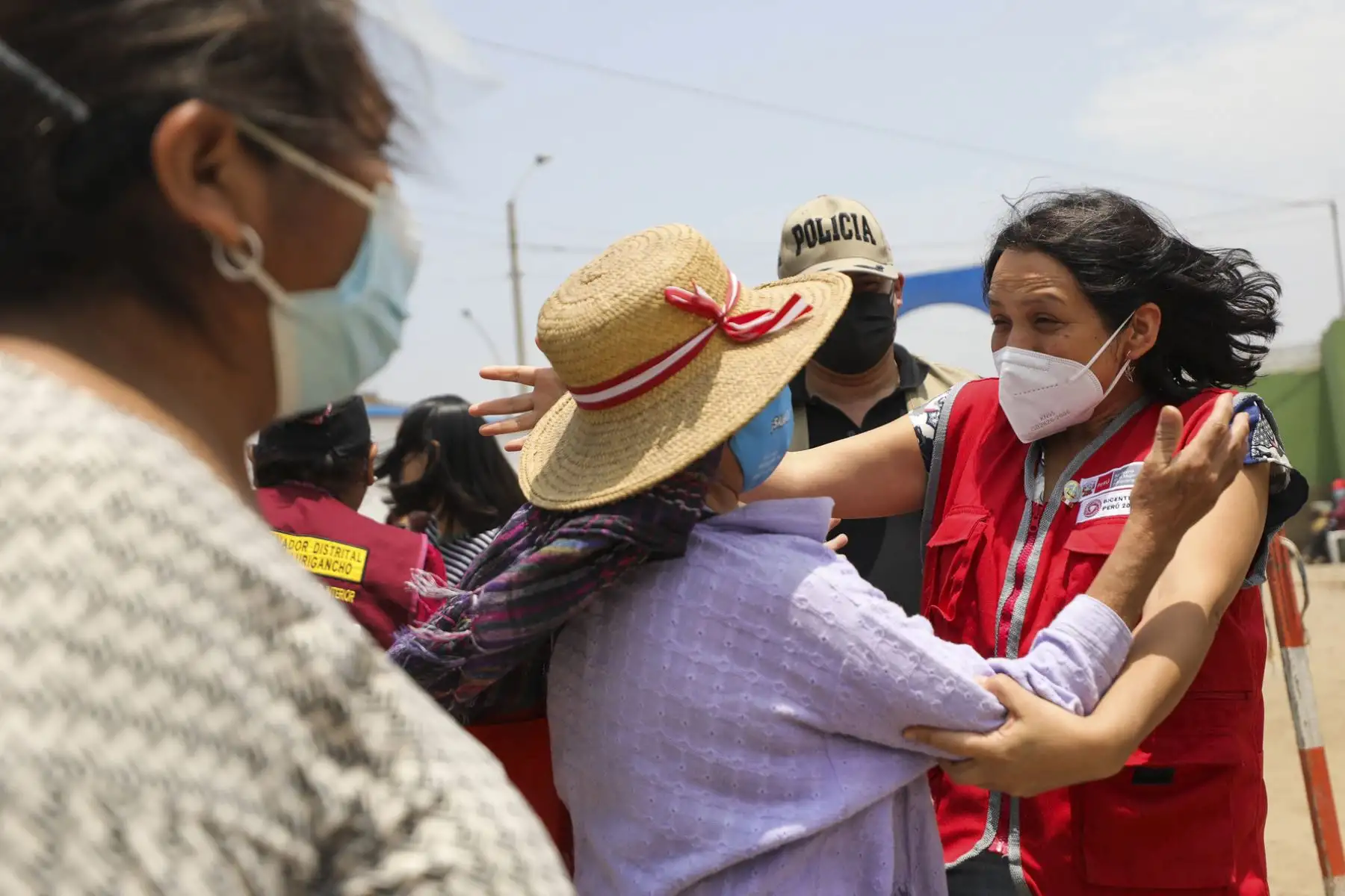 Hoy se vivió una emotiva jornada en el Estadio 15 de enero de San Juan de Lurigancho, cuando la ministra de la Mujer, Anahí Durand, presidió el II Encuentro presencial de la Red de Ollas Comunes de Lima Metropolitana. Foto: Ministerio de la Mujer