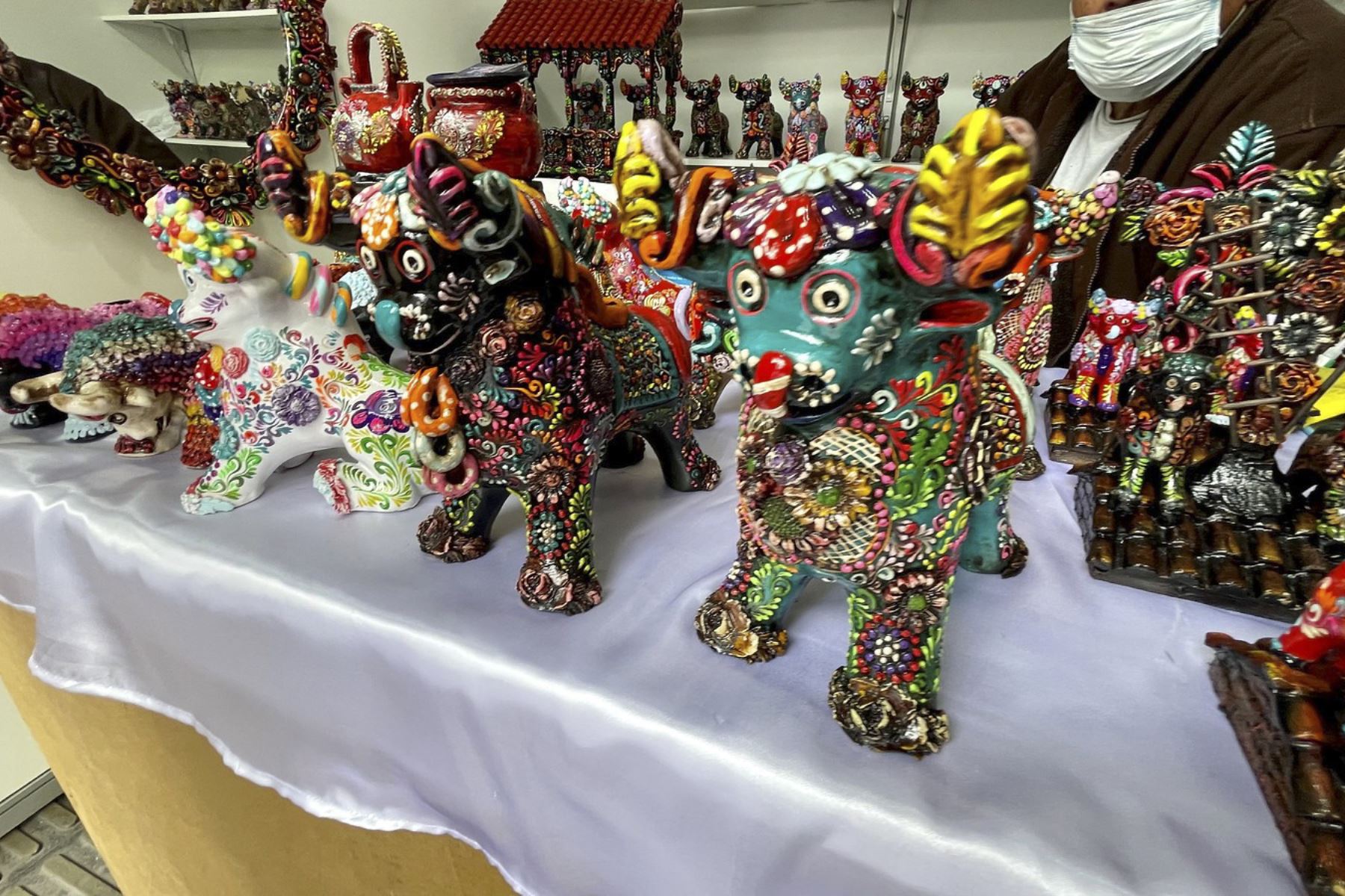 Se inauguró la Feria Nacional de Artesanía "De Nuestras Manos". La viceministra de Turismo de Mincetur, Isabel Álvarez inauguró la feria más importante del año que congrega a destacados artesanos a nivel nacional, incluidos los grandes amautas de la artesanía del Perú. Foto: Mincetur