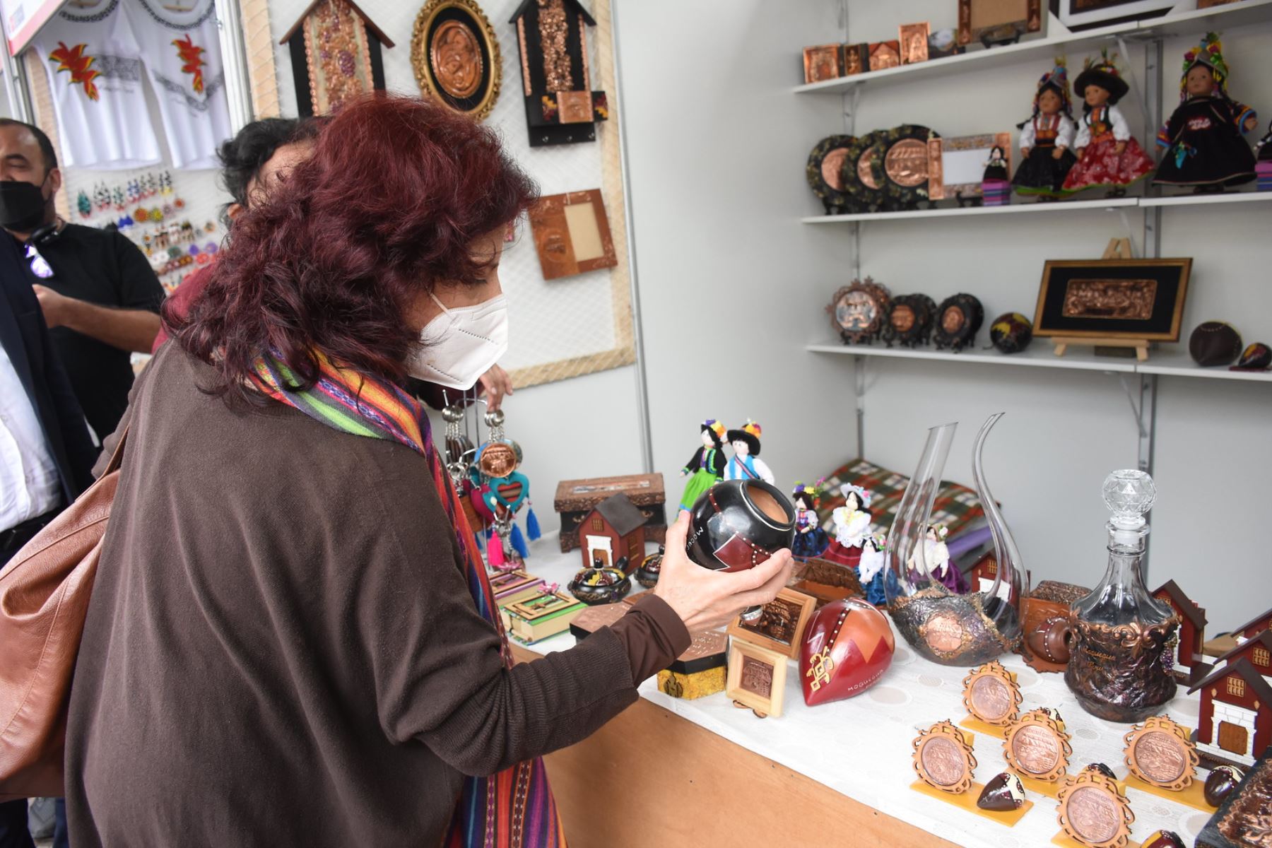Se inauguró la Feria Nacional de Artesanía "De Nuestras Manos". La viceministra de Turismo de Mincetur, Isabel Álvarez inauguró la feria más importante del año que congrega a destacados artesanos a nivel nacional, incluidos los grandes amautas de la artesanía del Perú. Foto: Mincetur