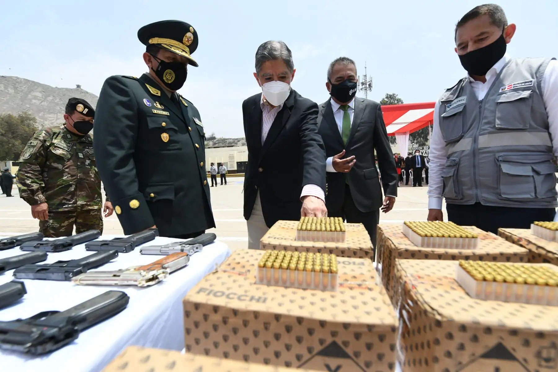 Durante la ceremonia por el aniversario de la Sucamec, el ministro Avelino Guillén estuvo presente en la entrega de armas incautadas y decomisadas este año, así como las 200 mil municiones que serán asignadas a la PNP. Foto: Mininter