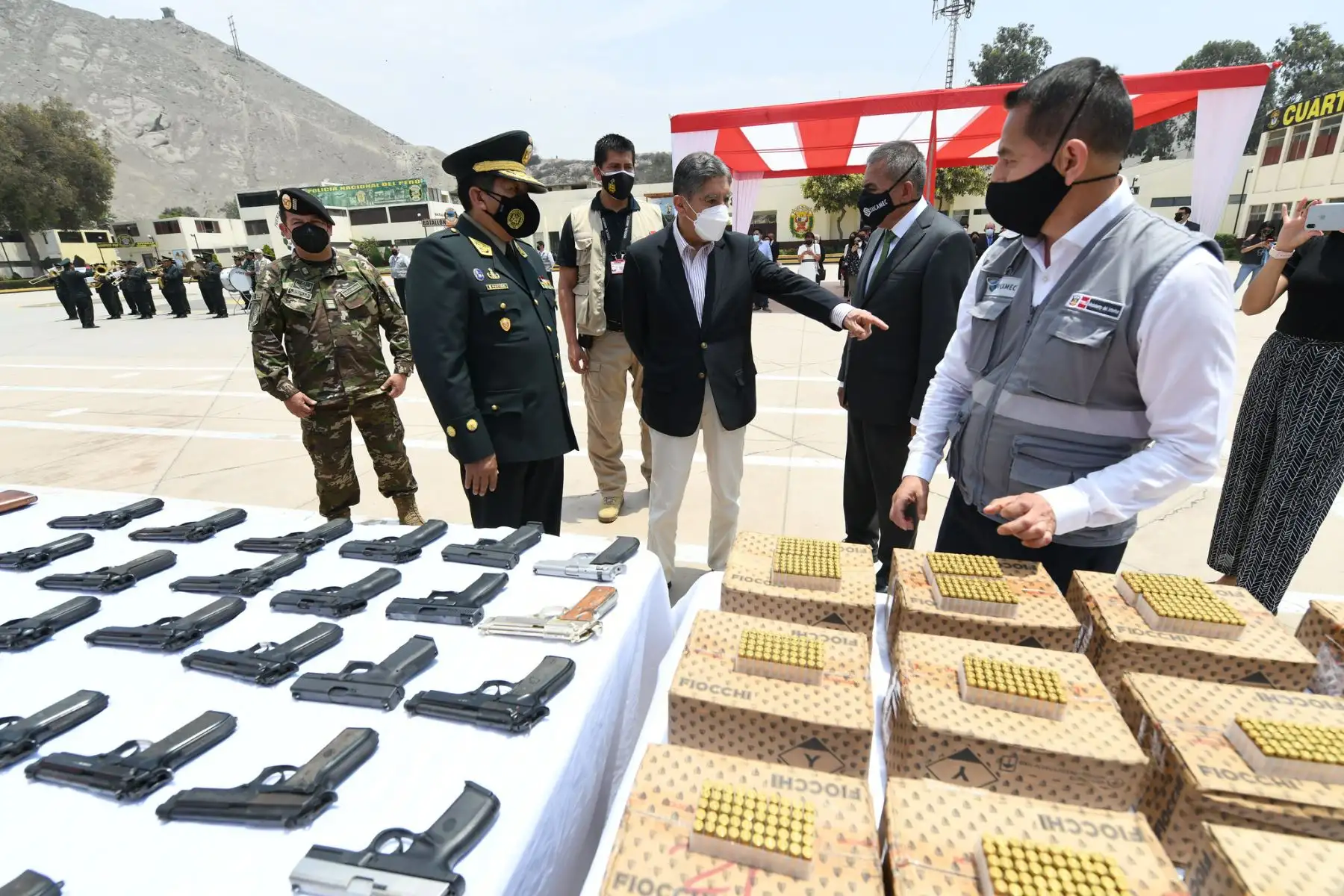 Durante la ceremonia por el aniversario de la Sucamec, el ministro Avelino Guillén estuvo presente en la entrega de armas incautadas y decomisadas este año, así como las 200 mil municiones que serán asignadas a la PNP. Foto: Mininter