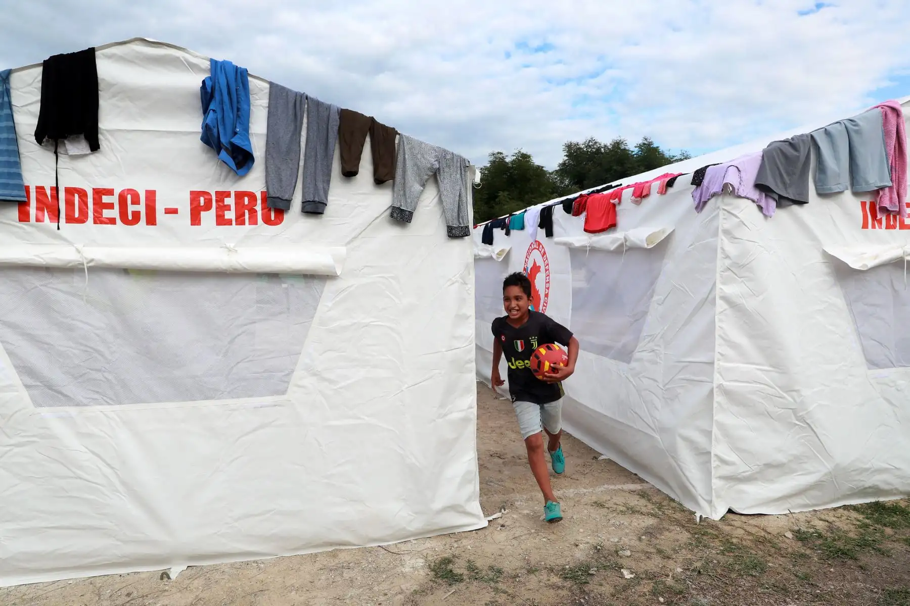 El estadio San Luis de Bagua Grande brinda refugio a más de 69 familias provenientes del Centro Poblado Santa Rosa de Pacpa. Ellos reciben alimentos, útiles de aseo, agua embotellada, frazadas y atención médica. Foto: Mindef