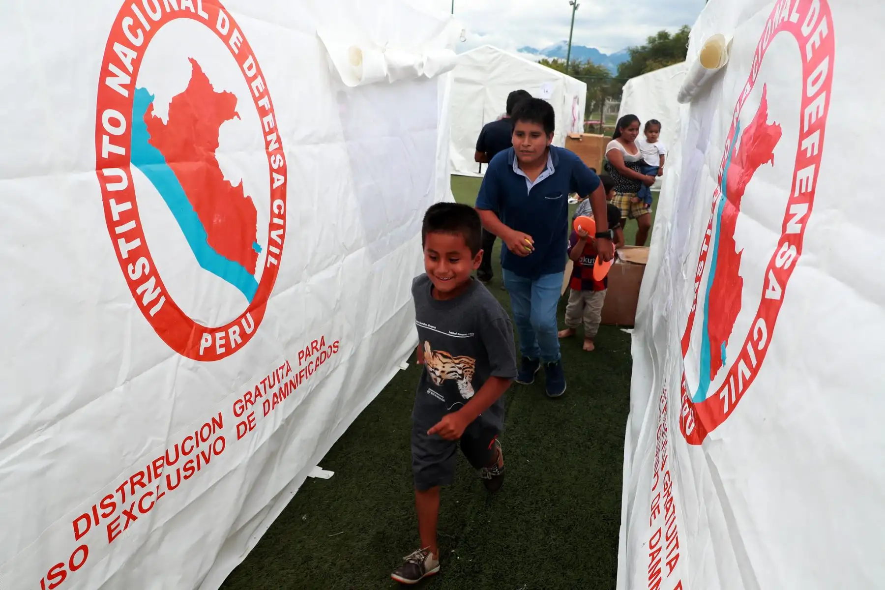 El estadio San Luis de Bagua Grande brinda refugio a más de 69 familias provenientes del Centro Poblado Santa Rosa de Pacpa. Ellos reciben alimentos, útiles de aseo, agua embotellada, frazadas y atención médica. Foto: Mindef