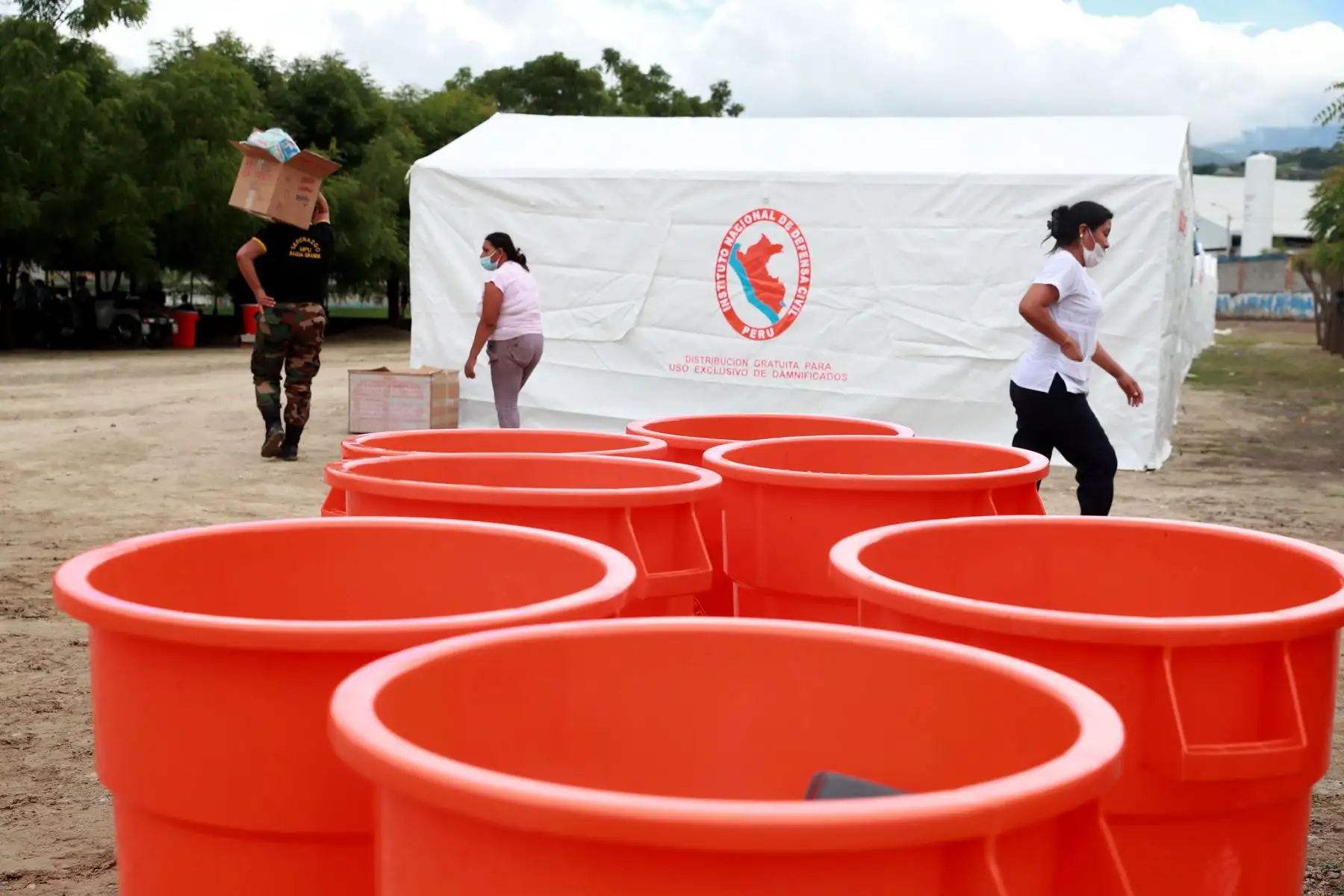 El estadio San Luis de Bagua Grande brinda refugio a más de 69 familias provenientes del Centro Poblado Santa Rosa de Pacpa. Ellos reciben alimentos, útiles de aseo, agua embotellada, frazadas y atención médica. Foto: Mindef