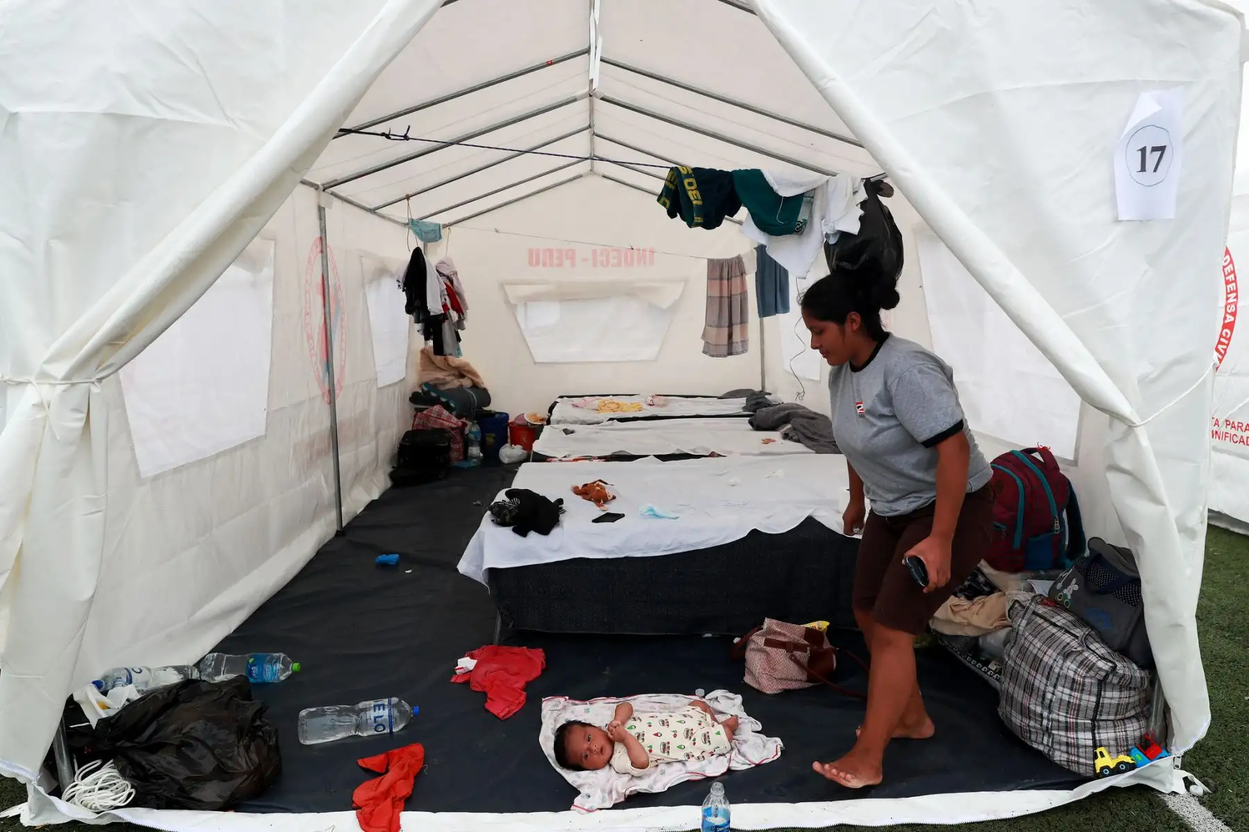 El estadio San Luis de Bagua Grande brinda refugio a más de 69 familias provenientes del Centro Poblado Santa Rosa de Pacpa. Ellos reciben alimentos, útiles de aseo, agua embotellada, frazadas y atención médica. Foto: Mindef