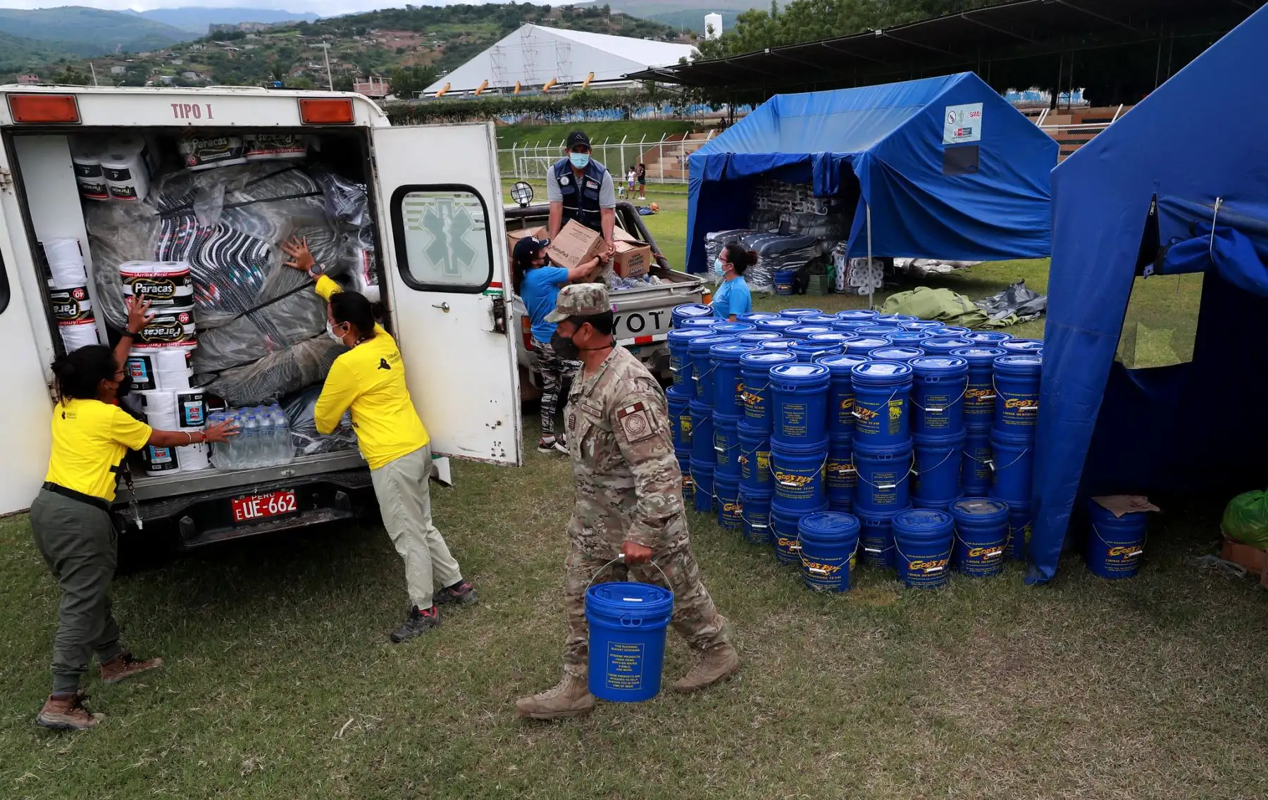 El estadio San Luis de Bagua Grande brinda refugio a más de 69 familias provenientes del Centro Poblado Santa Rosa de Pacpa. Ellos reciben alimentos, útiles de aseo, agua embotellada, frazadas y atención médica. Foto: Mindef