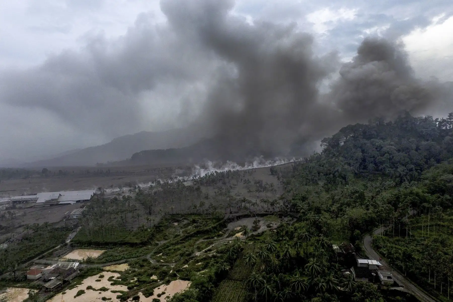 Una foto aérea muestra ceniza volcánica elevándose sobre un área afectada tras la erupción del volcán Semeru, en Lumajang, Java Oriental, Indonesia. Foto: EFE