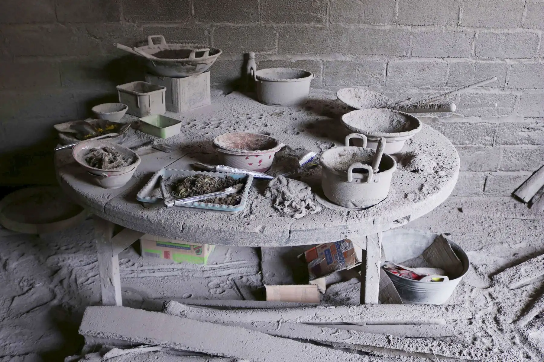 Los utensilios de cocina se ven cubiertos de ceniza volcánica en Lumajang, Indonesia. Foto: AFP