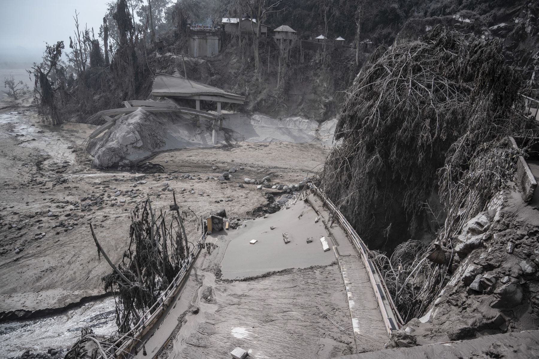 Se aprecia un área cubierta de ceniza en la aldea de Sumber Wuluh, en Lumajang, tras la erupción del volcán Semeru, en Indonesia. Foto: AFP