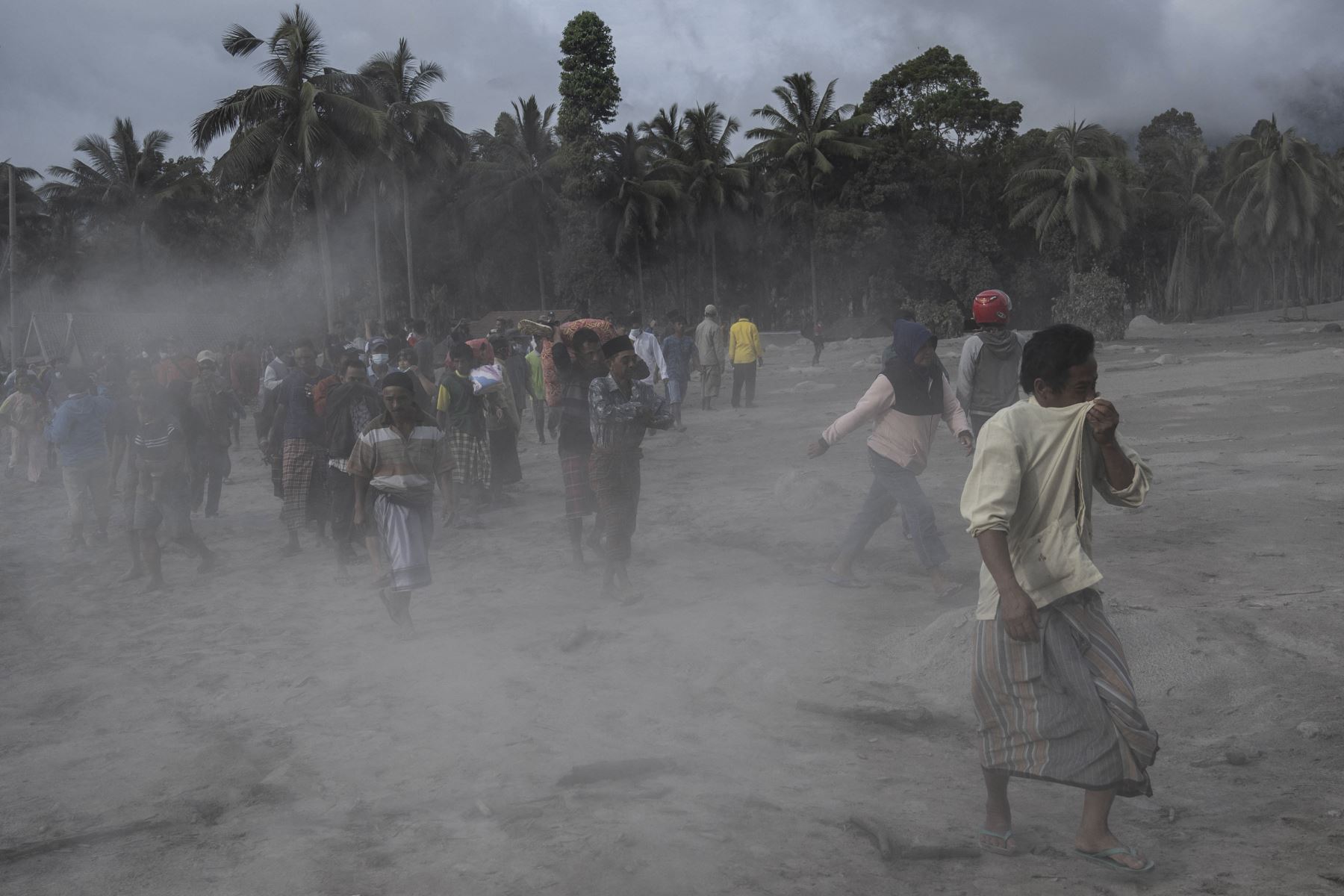 Los aldeanos rescatan sus pertenencias en un área cubierta de ceniza volcánica, en la aldea de Sumber Wuluh, en Lumajang, Indonesia. Foto: AFP