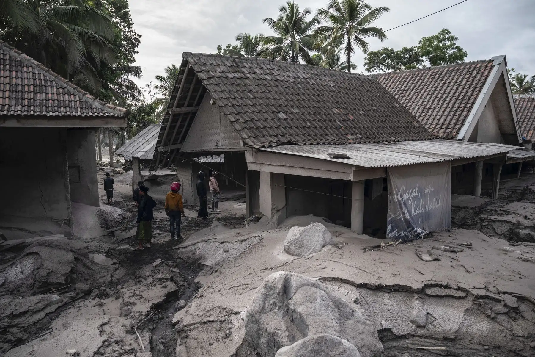 Se ven casas cubiertas de ceniza volcánica en la aldea de Sumber Wuluh, en Lumajang, Indonesia. Foto: AFP