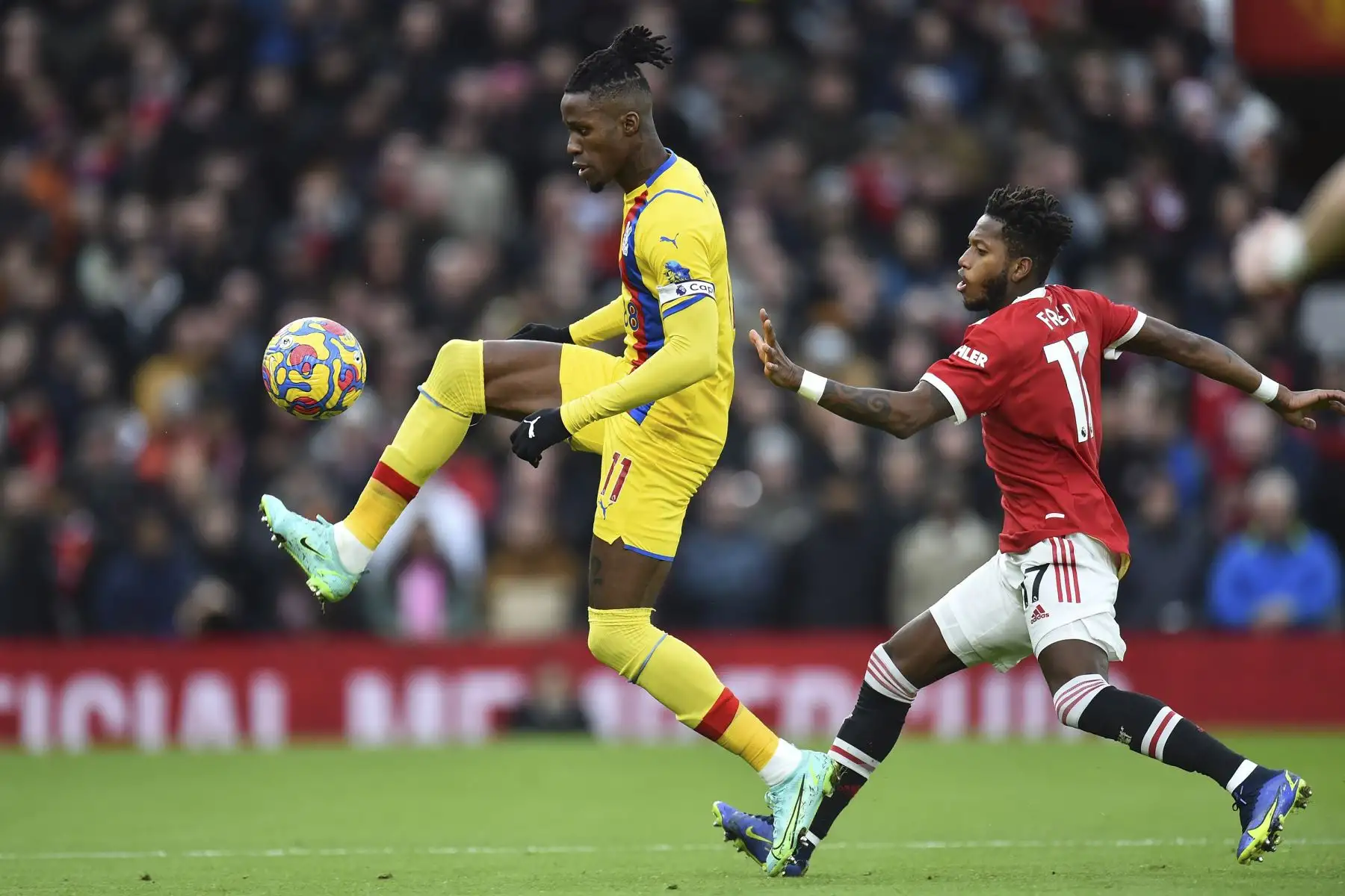 Fred del Manchester United en acción contra Wilfried Zaha del Crystal Palace durante el partido de la Premier League. Foto: EFE
