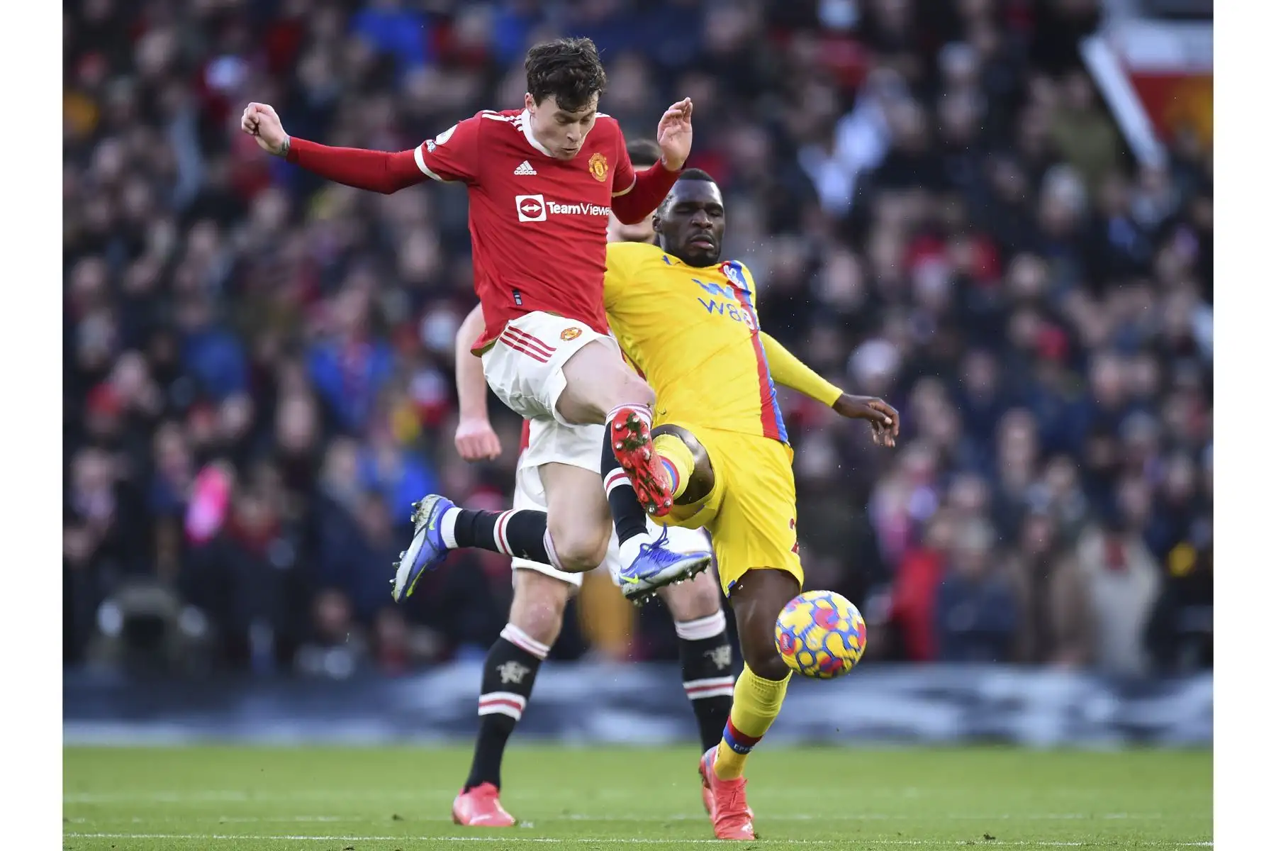 Victor Lindelof del Manchester United en acción contra Christian Benteke del Crystal Palace el partido de la Premier League. Foto: EFE