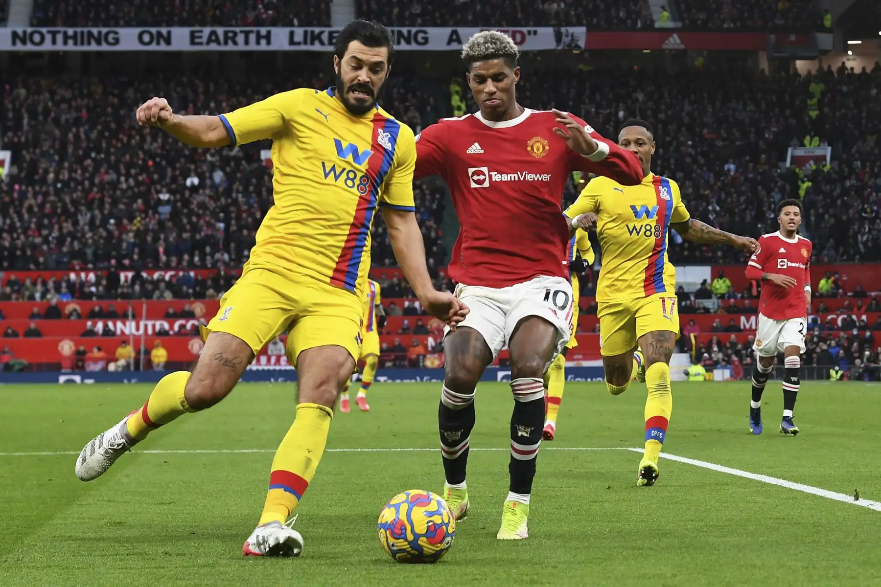 El defensor inglés del Crystal Palace James Tomkins compite con el delantero inglés del Manchester United Marcus Rashford durante el partido de la Premier League. Foto: AFP