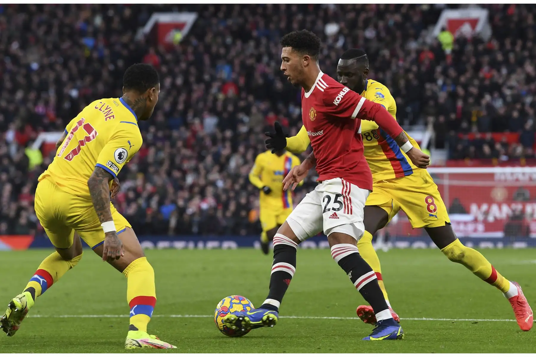 El delantero inglés del Manchester United, Jadon Sancho, controla el balón durante el partido de la Premier League. Foto: AFP