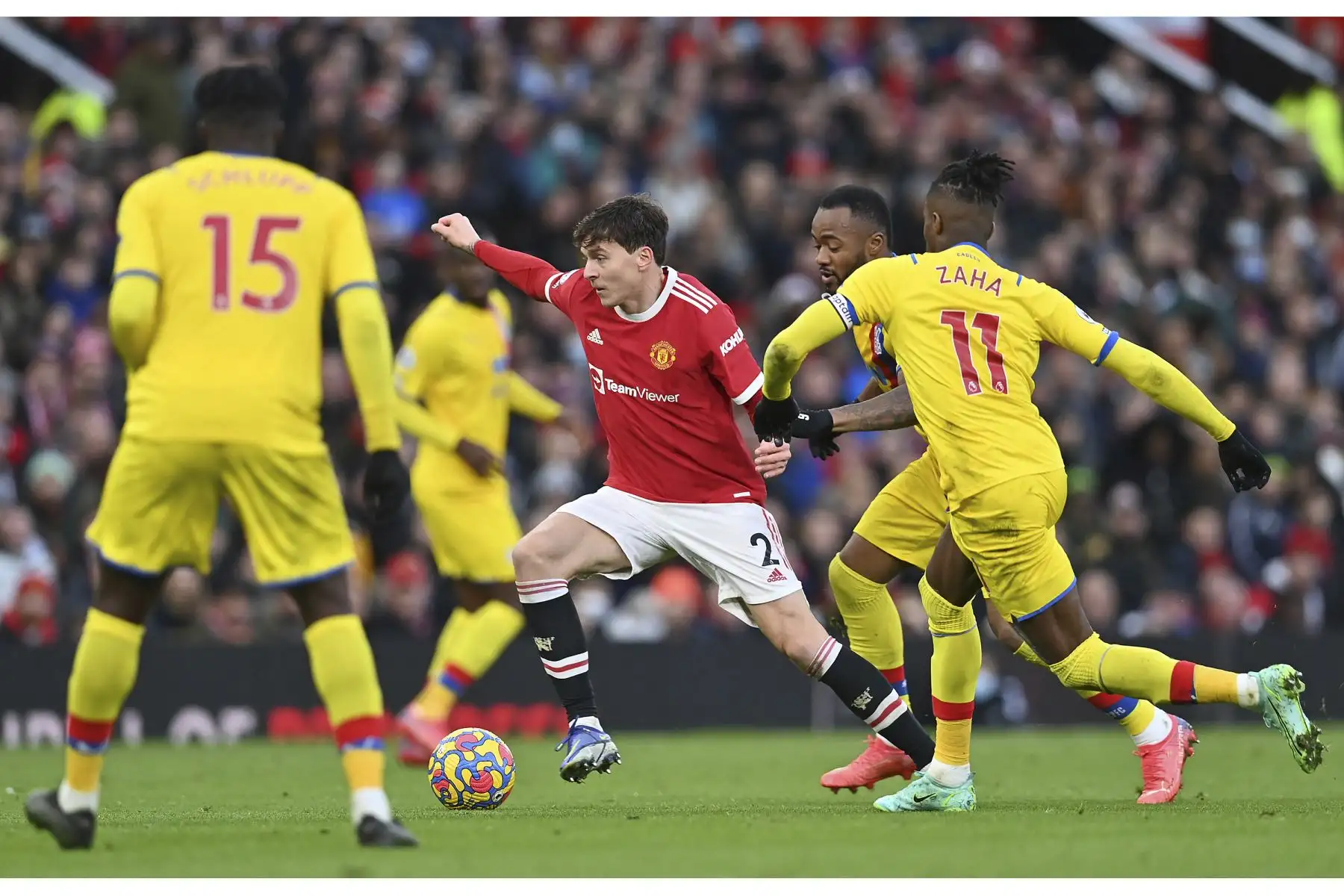 El defensor sueco del Manchester United Victor Lindelof controla el balón durante el partido de la Premier League. Foto: AFP