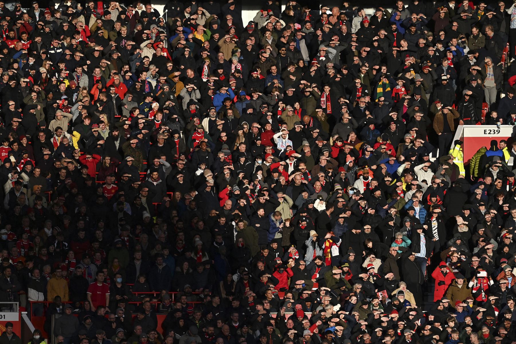 Los aficionados en las gradas durante el partido de fútbol de la Premier League. Foto: AFP
