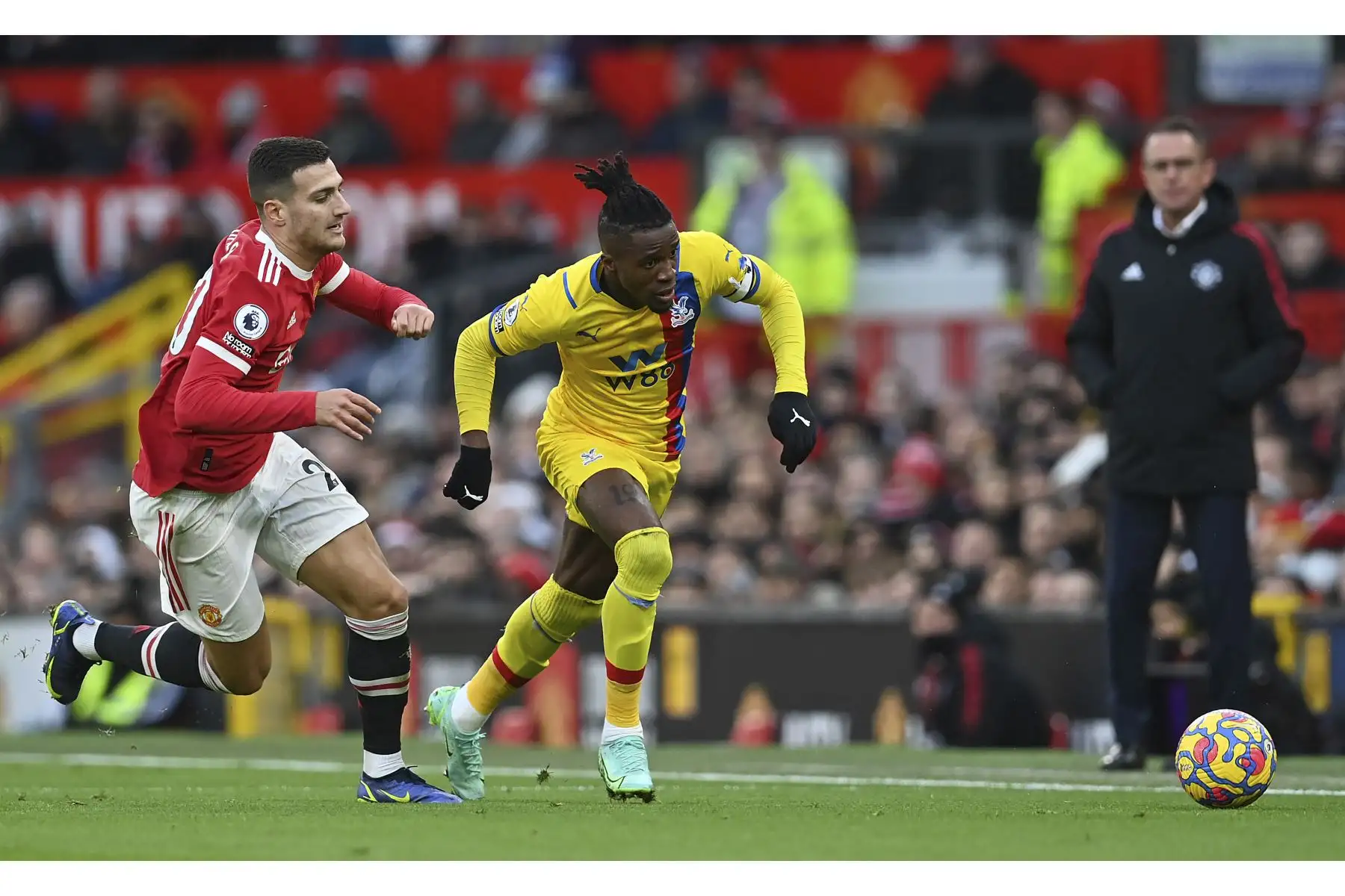 El defensa portugués del Manchester United Diogo Dalot compite con el delantero marfileño del Crystal Palace, Wilfried Zaha, durante el partido de la Premier League. Foto: AFP