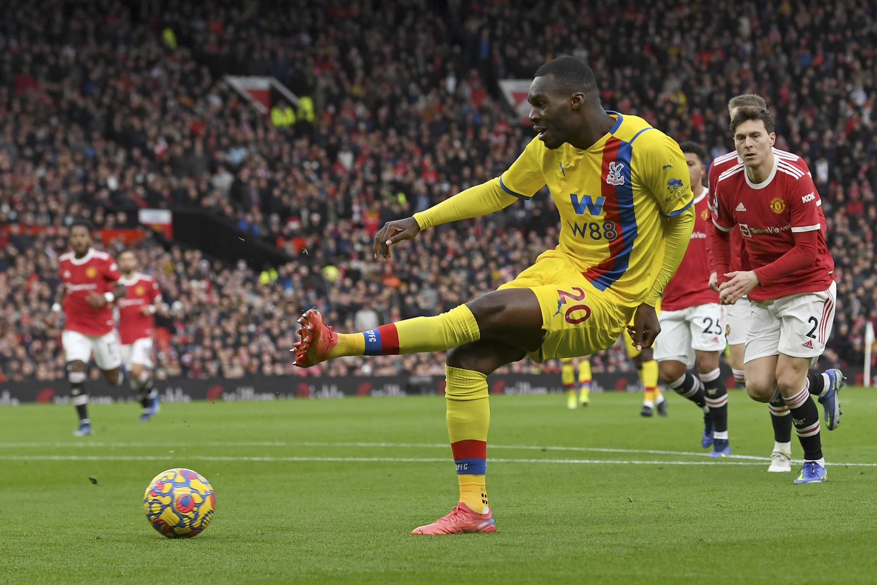 El delantero belga de Crystal Palace, Christian Benteke, dispara pero no logra anotar durante el partido de la Premier League. Foto: AFP