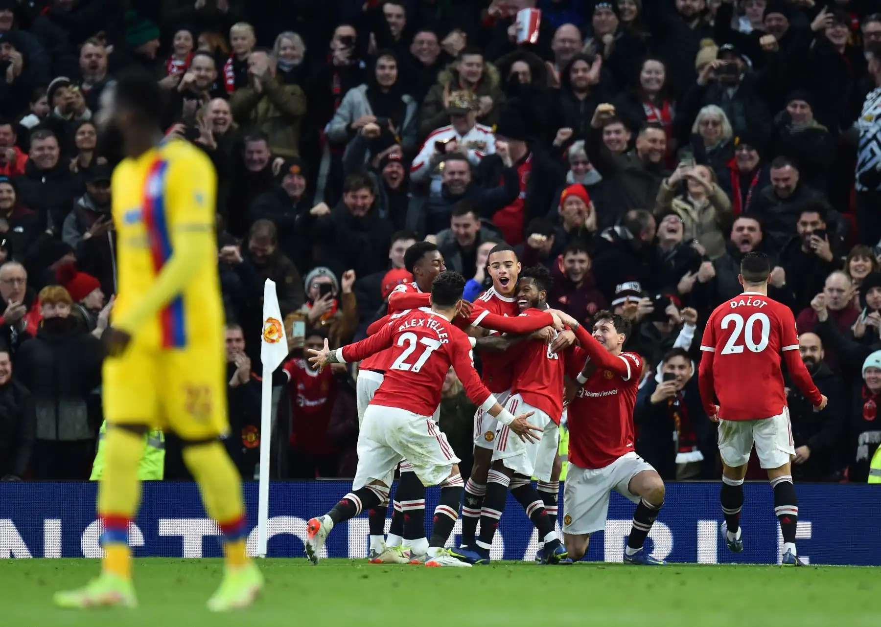 Fred  del Manchester United celebra con sus compañeros tras anotar la ventaja de 1-0 ante el Crystal Palace, durante el partido de la Premier League, en el estadio de Old Trafford. Foto: EFE