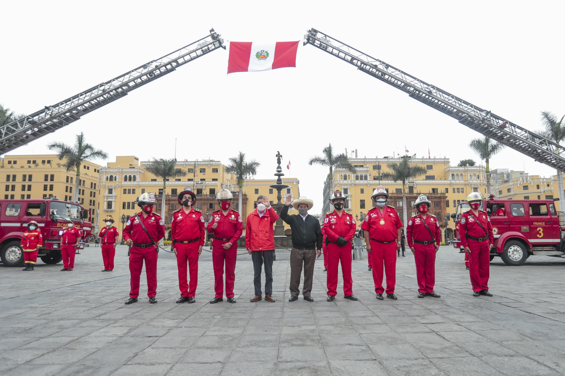El presidente de la República, Pedro Castillo, entregó 38 unidades móviles para la atención de emergencias del Cuerpo General de Bomberos Voluntarios del Perú (CGBVP), en el marco del 161° aniversario de su creación. Foto: ANDINA/Prensa Presidencia