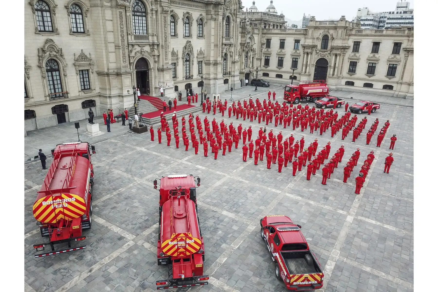 El presidente de la República, Pedro Castillo, entregó 38 unidades móviles para la atención de emergencias del Cuerpo General de Bomberos Voluntarios del Perú (CGBVP), en el marco del 161° aniversario de su creación. Foto: ANDINA/Prensa Presidencia