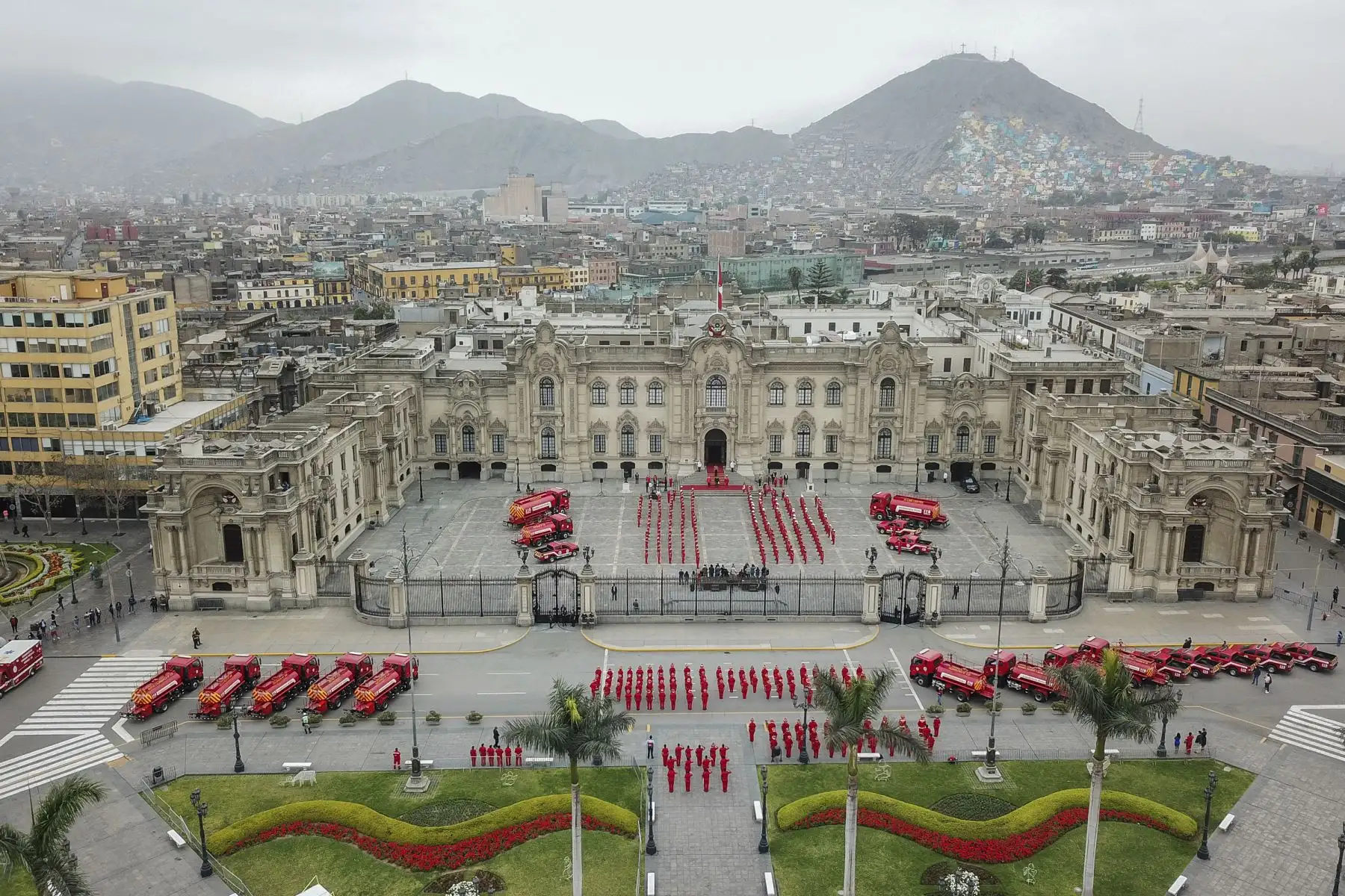 El presidente de la República, Pedro Castillo, entregó 38 unidades móviles para la atención de emergencias del Cuerpo General de Bomberos Voluntarios del Perú (CGBVP), en el marco del 161° aniversario de su creación. Foto: ANDINA/Prensa Presidencia