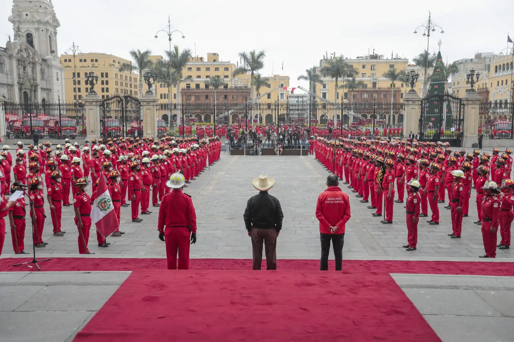 El presidente de la República, Pedro Castillo, entregó 38 unidades móviles para la atención de emergencias del Cuerpo General de Bomberos Voluntarios del Perú (CGBVP), en el marco del 161° aniversario de su creación. Foto: ANDINA/Prensa Presidencia