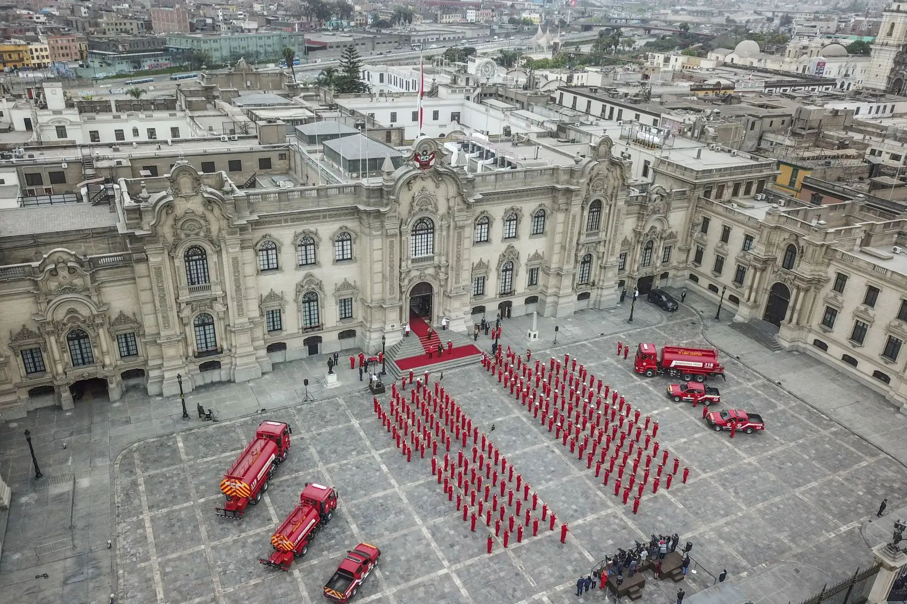 El presidente de la República, Pedro Castillo, entregó 38 unidades móviles para la atención de emergencias del Cuerpo General de Bomberos Voluntarios del Perú (CGBVP), en el marco del 161° aniversario de su creación. Foto: ANDINA/Prensa Presidencia